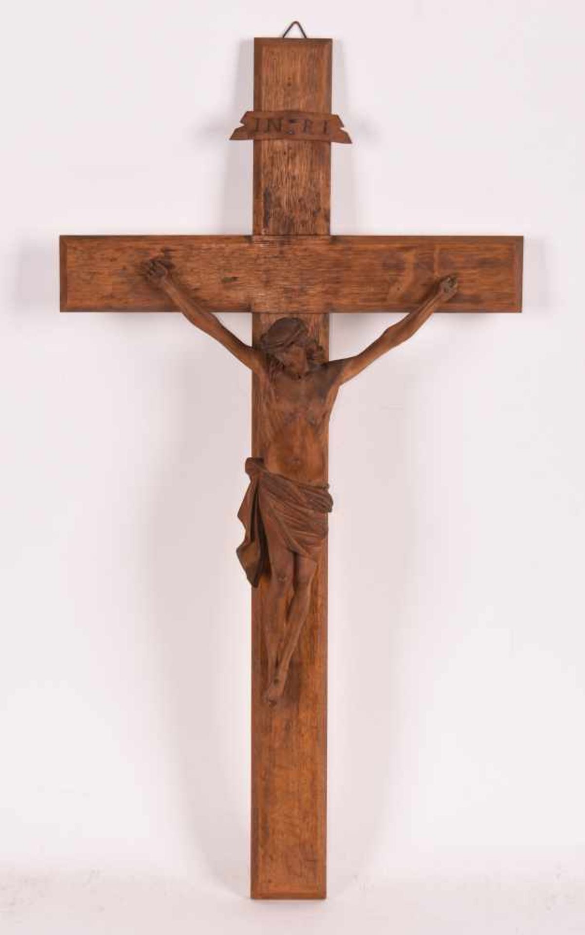 Kruzifix schlichtes Eichenholzkreuz, darauf Christusfigur plastisch aus Lindenholz geschnitzt, - Bild 2 aus 2