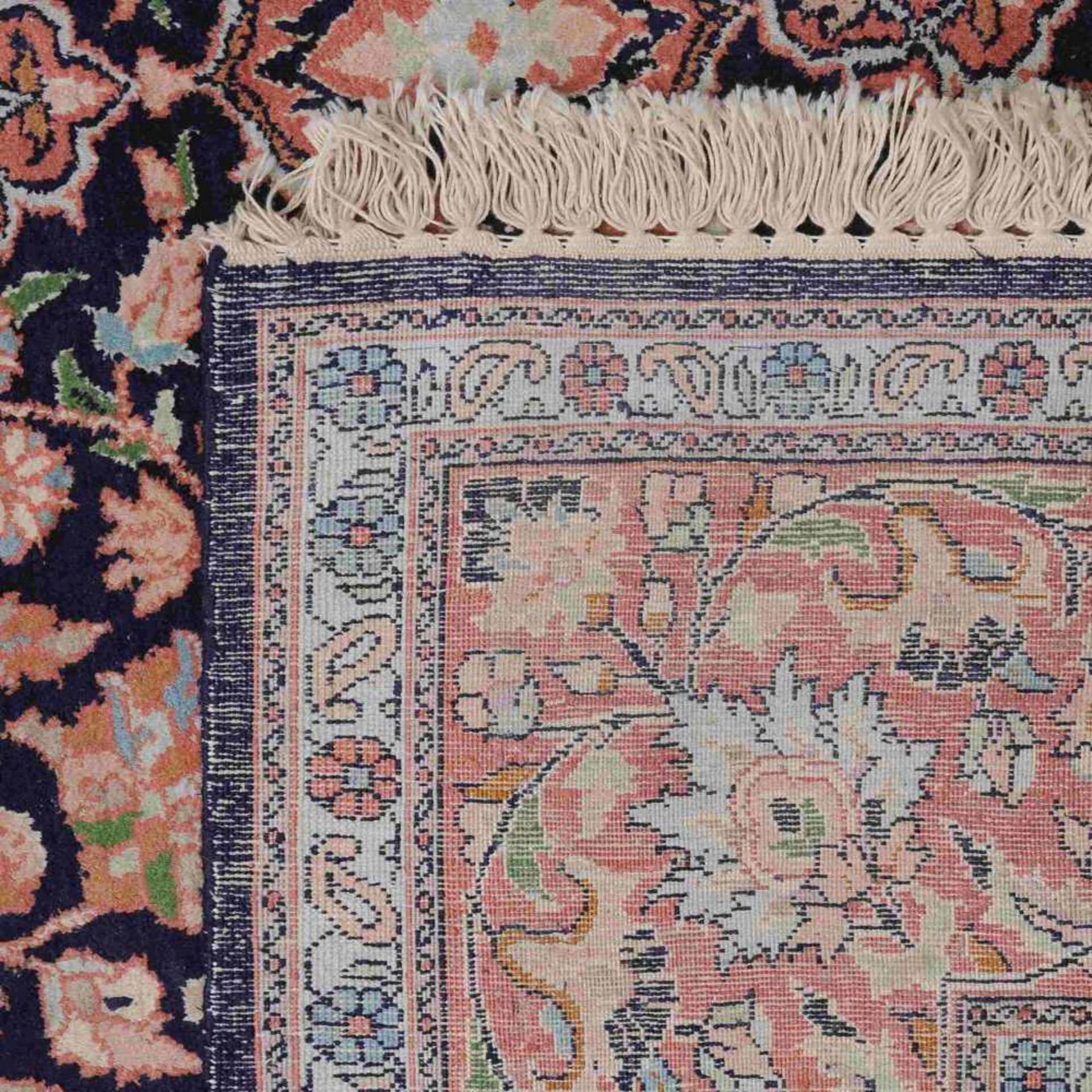 Teppich Wolle und Seide handgeknüpft, dunkelblaues Innenfeld mit Zentralmedaillon und Zwickeln in - Bild 3 aus 3