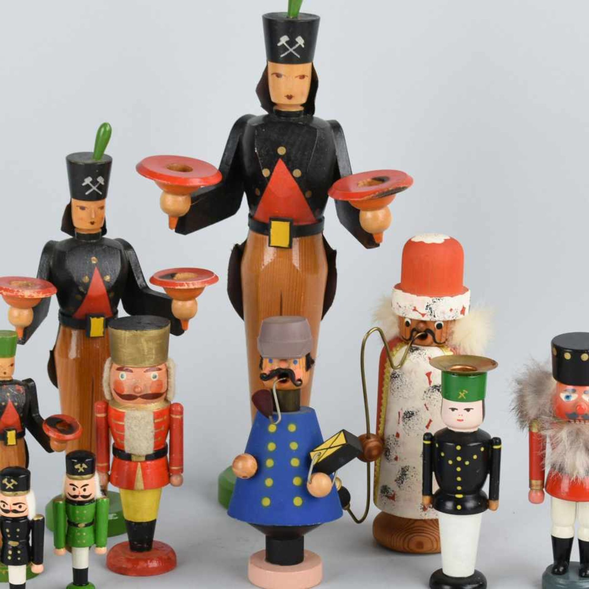 Konvolut Weihnachtsfiguren Holz, gedrechselt und farbig gestaltet, dabei: 4 Lichterbergmänner, 3
