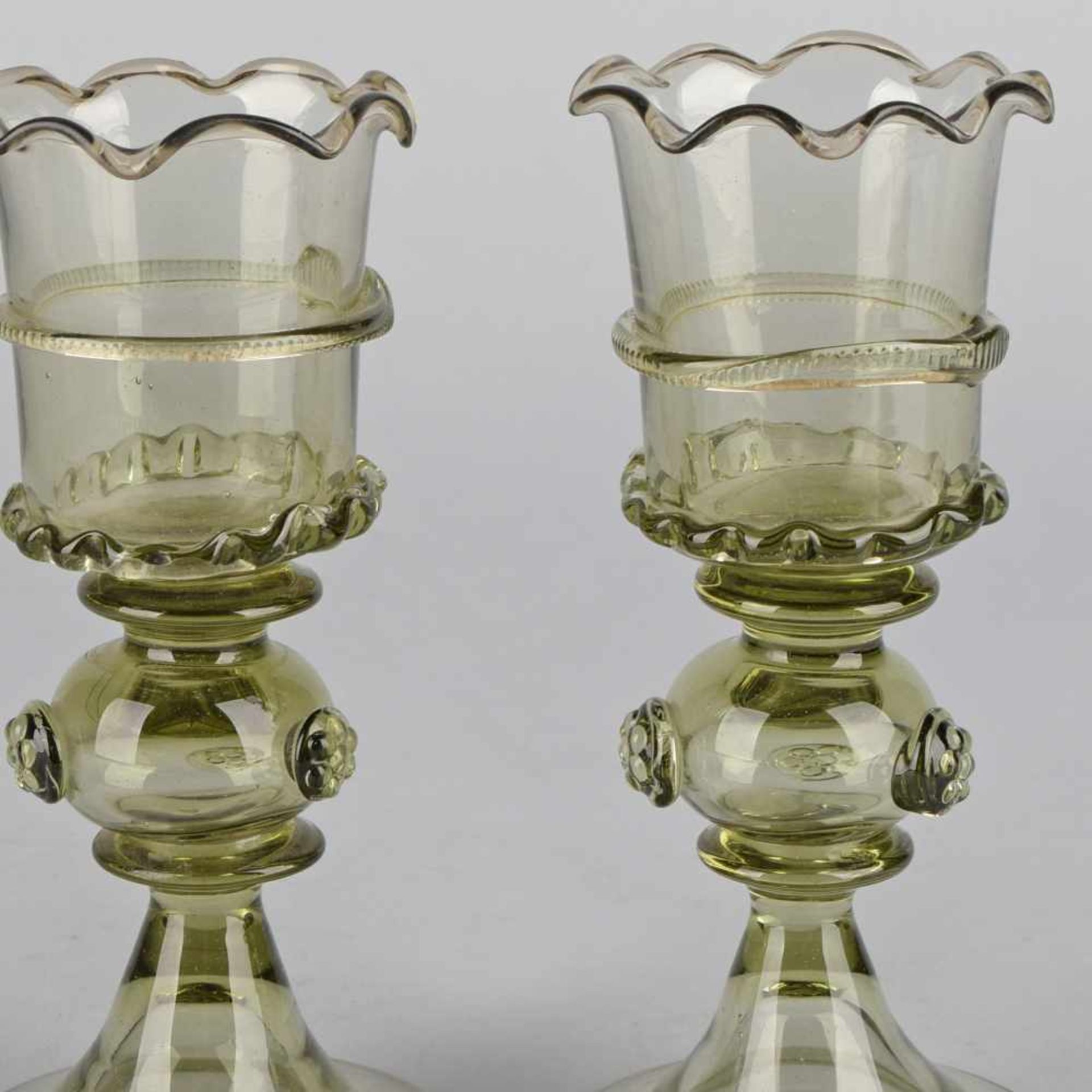 Paar böhmische Gläser sog. Waldglas, je gehöhlter Trompetenfuß mit gedrücktem Kugelnodus und