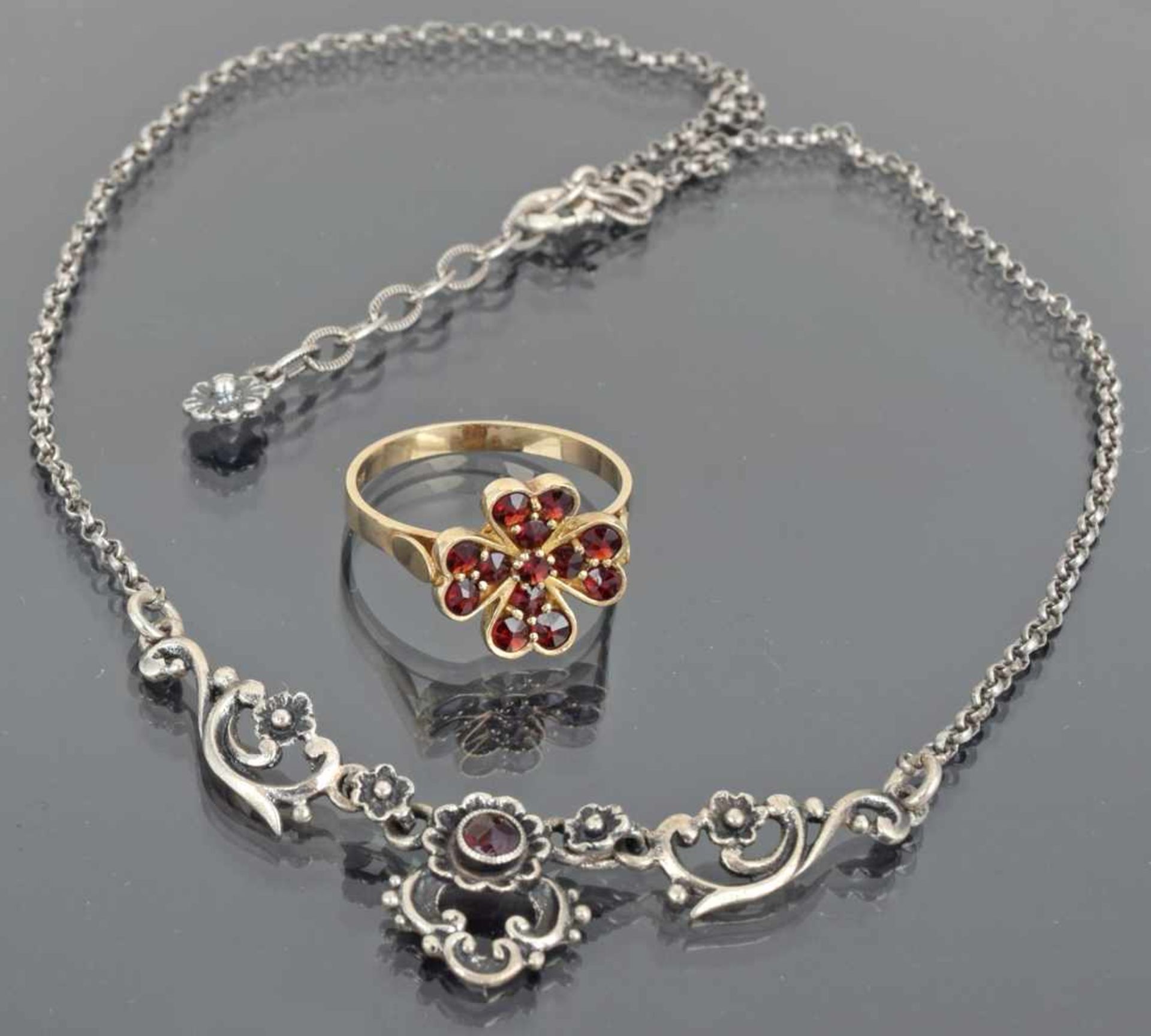 Zwei Teile Granatschmuck Silber 835 und 925 vergoldet, dabei Trachtencollier mit floraler Mitte - Bild 2 aus 2