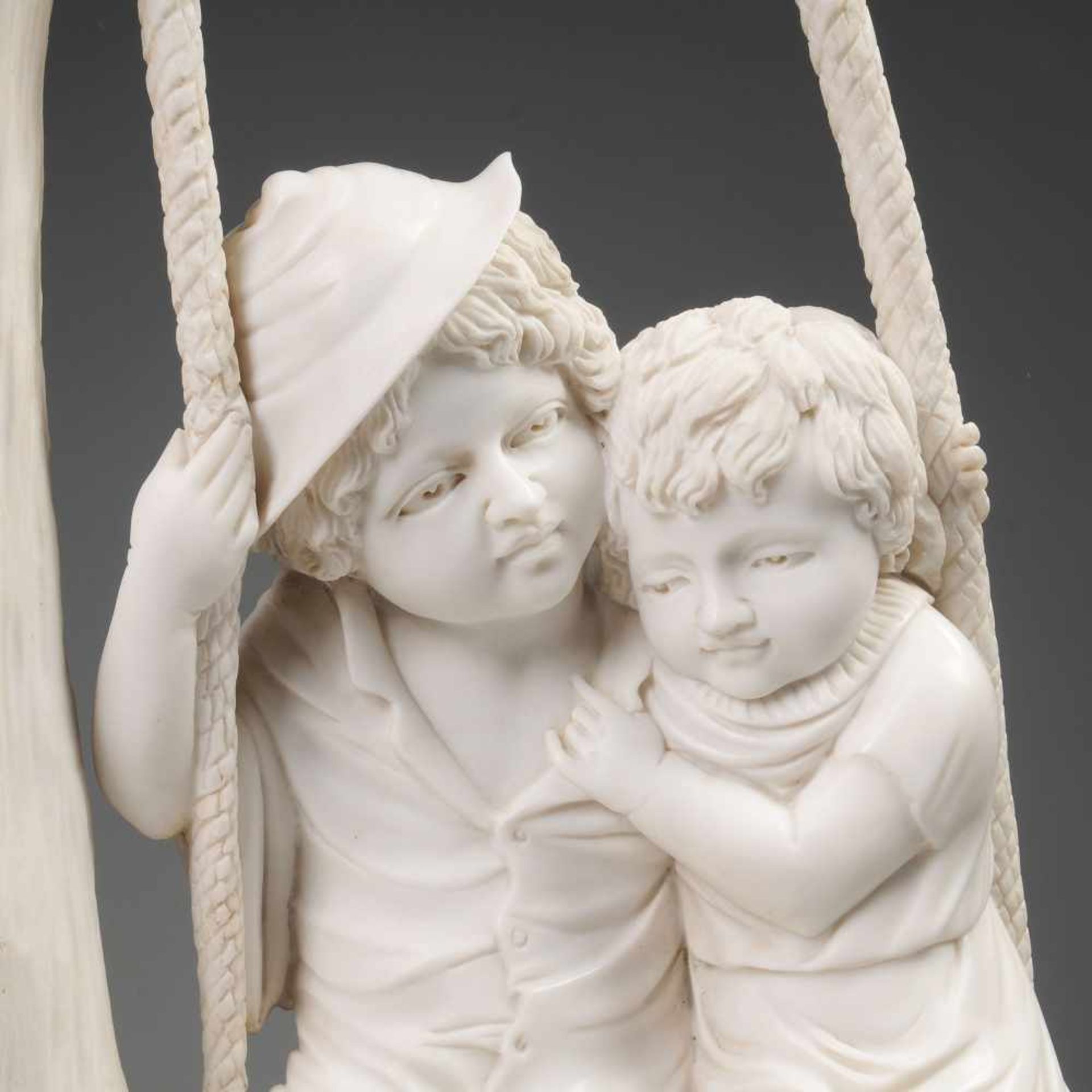 Große Kinderskulptur weißer Carrara-Marmor, vollplastische Ausführung, zwei Kinder auf einer - Bild 3 aus 5
