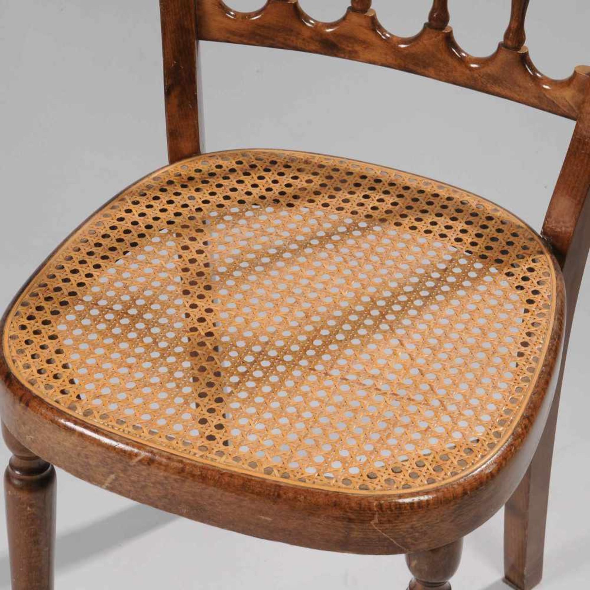 Stuhl Buche mittelbraun lasiert, tlw. gedrechseltes Gestell, Sitzfläche mit erneuertem Korbgeflecht, - Bild 4 aus 4