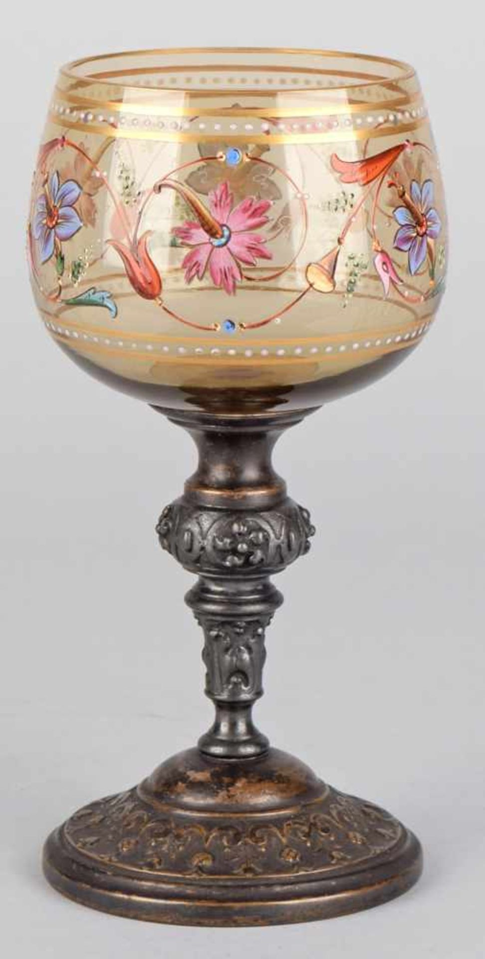 Historismus-Zierglas Stielglas mit kugeliger Kuppa in Braun-Grün, Blütenranke aufwendig von Hand - Bild 2 aus 2