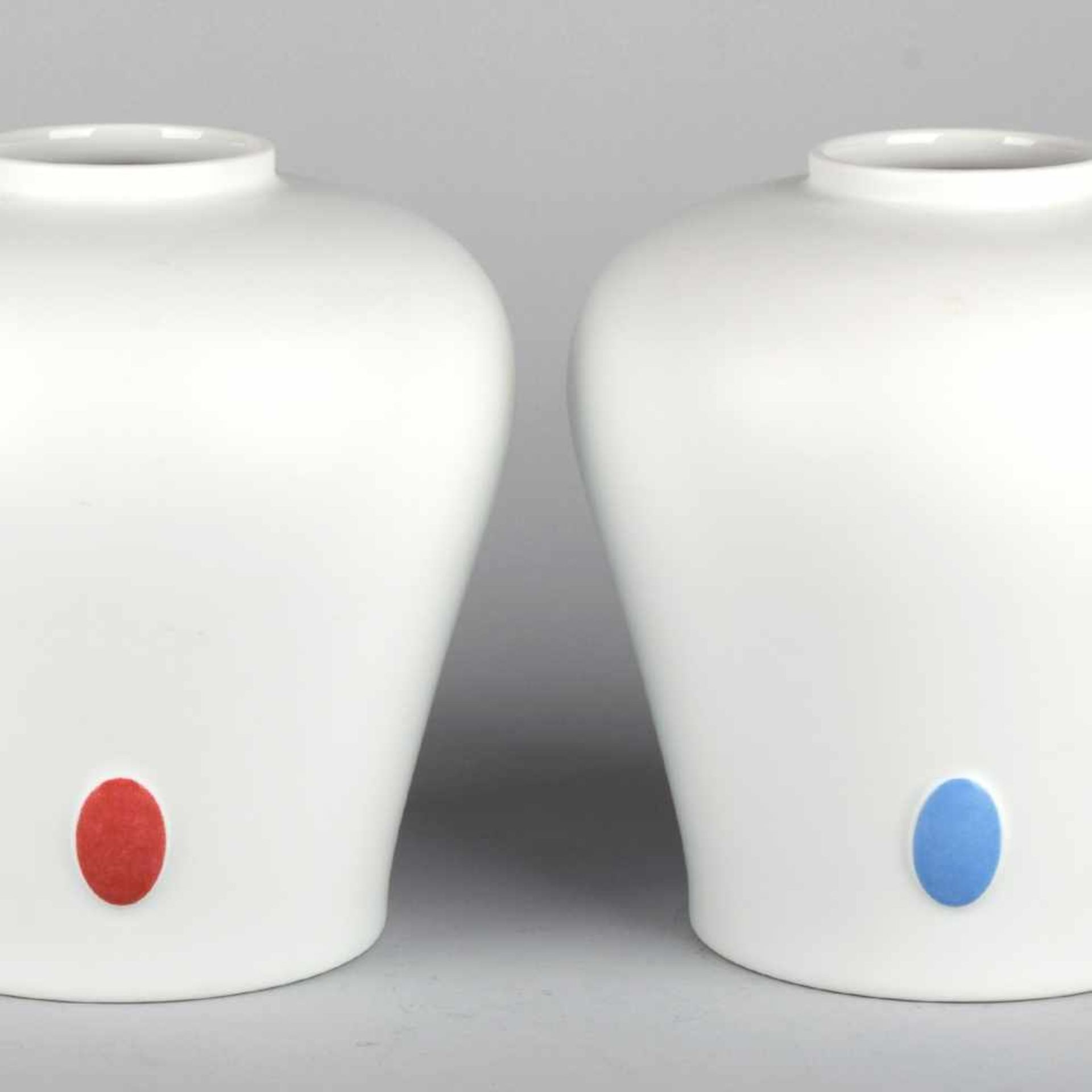 Paar Vasen Hersteller: Philipp Rosenthal, Selb, Modellnr. 14238/21, zur Schulter hin gebauchte