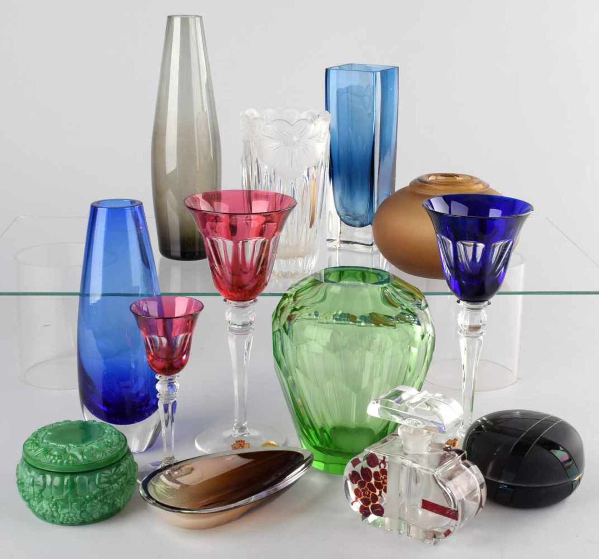 Konvolut dekoratives Glas 14 Teile, bestehend aus: 6 Vasen, 2 runden Deckeldosen (darunter - Image 2 of 2