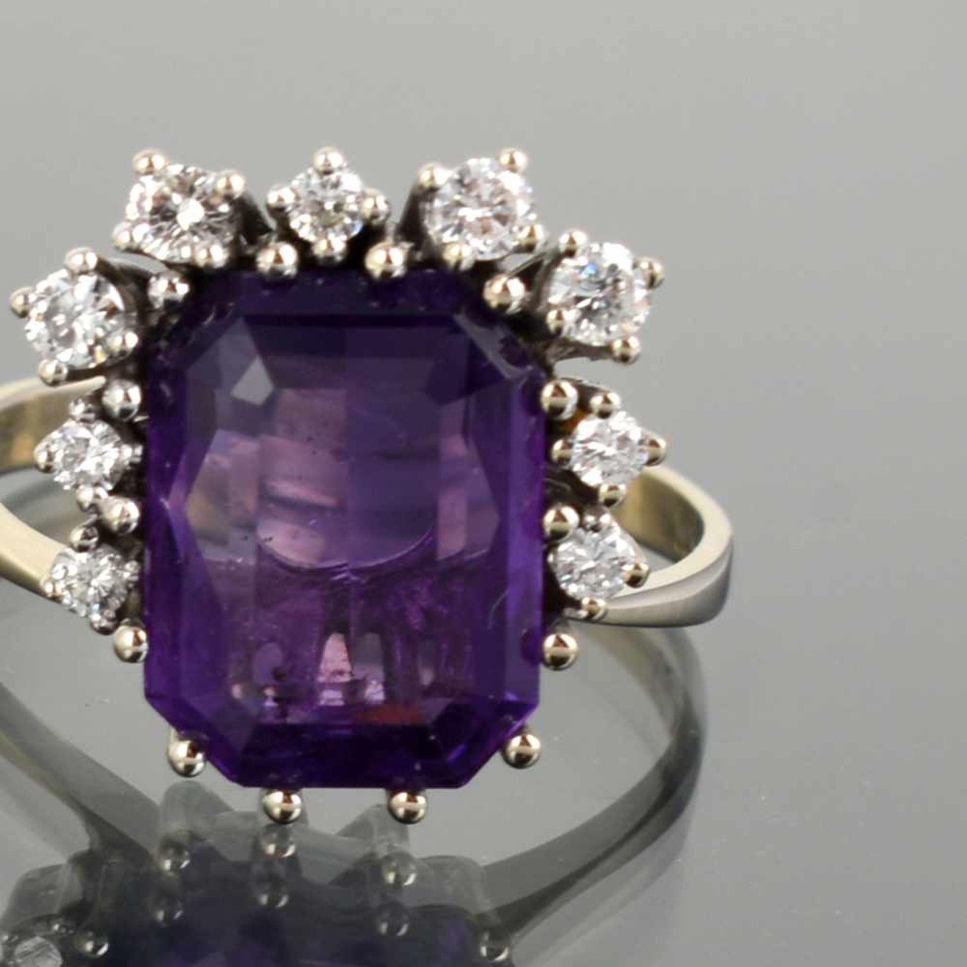 Amethyst-Brillantring WG 585, lebhaft violetter Amethyst (ca. 4,30 ct) in facettierter