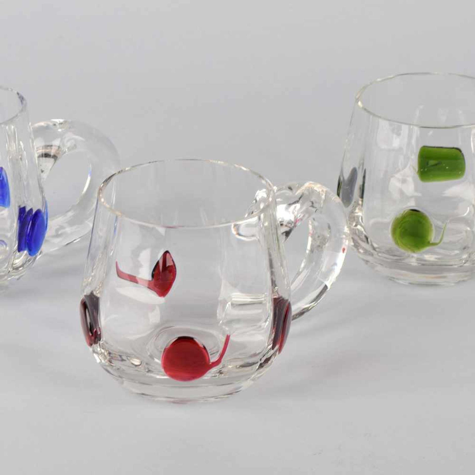 Drei Jugendstil-Glashumpen Klarglas in Tonnenform, je vierfach aufgeschmolzene Tupfen in Rot, Grün
