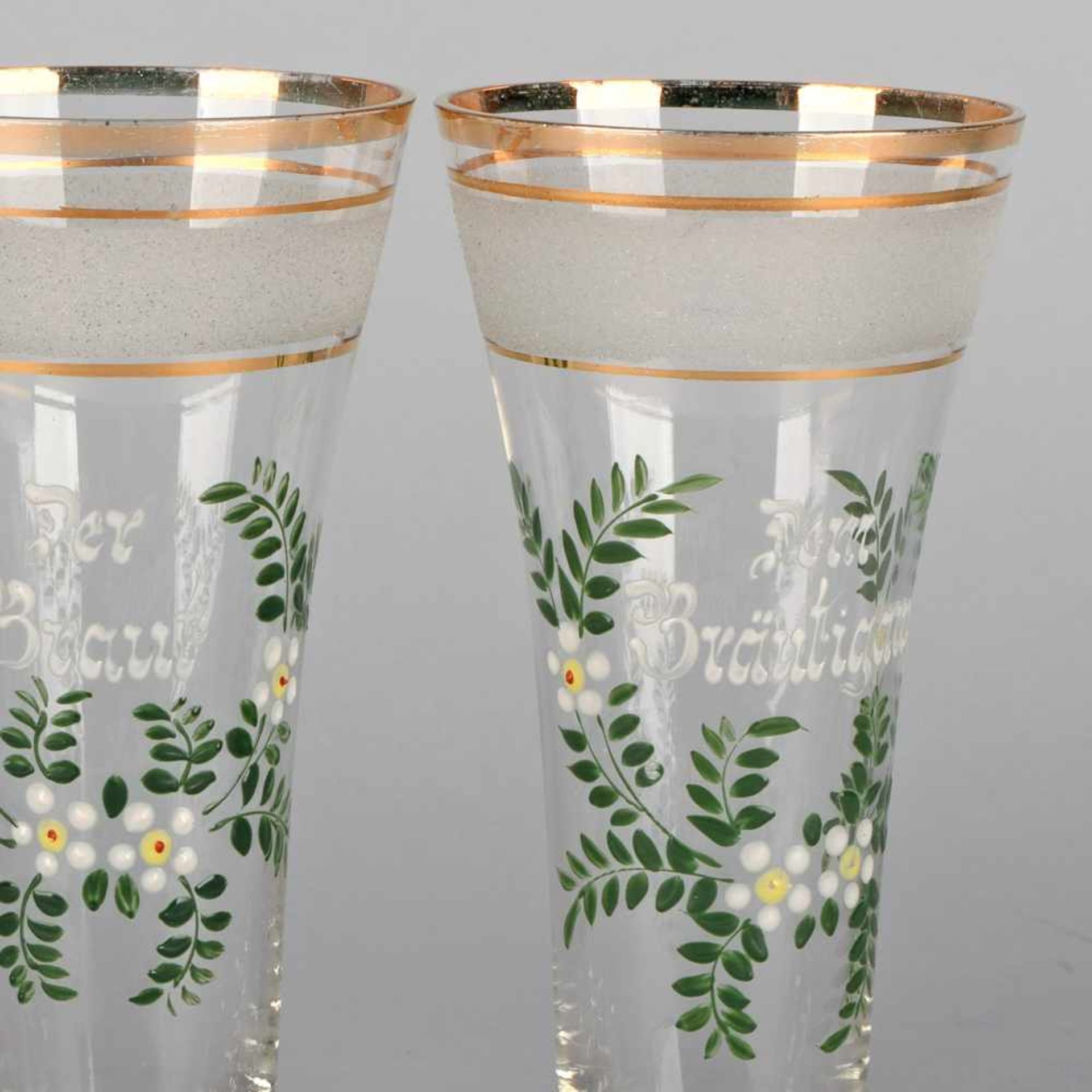 Paar Hochzeitsgläser Klarglas, hohe Trichterform über wulstigem Stand, Schriftzug "Der Braut"