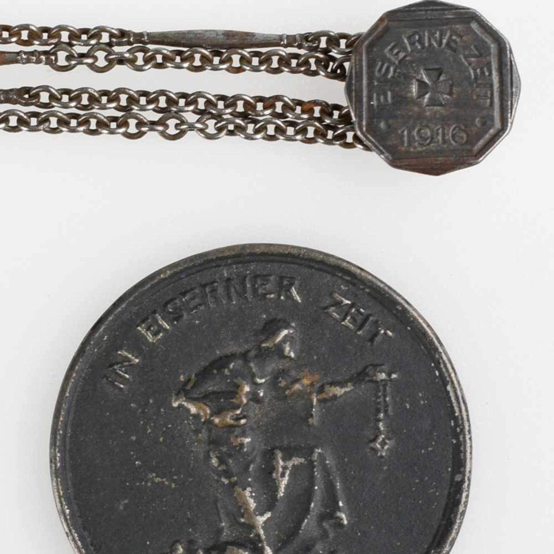 Medaille und Kette I. WK 1 x Medaille "In Eiserner Zeit 1916 - Gold gab ich zur Wehr. Eisen nahm ich