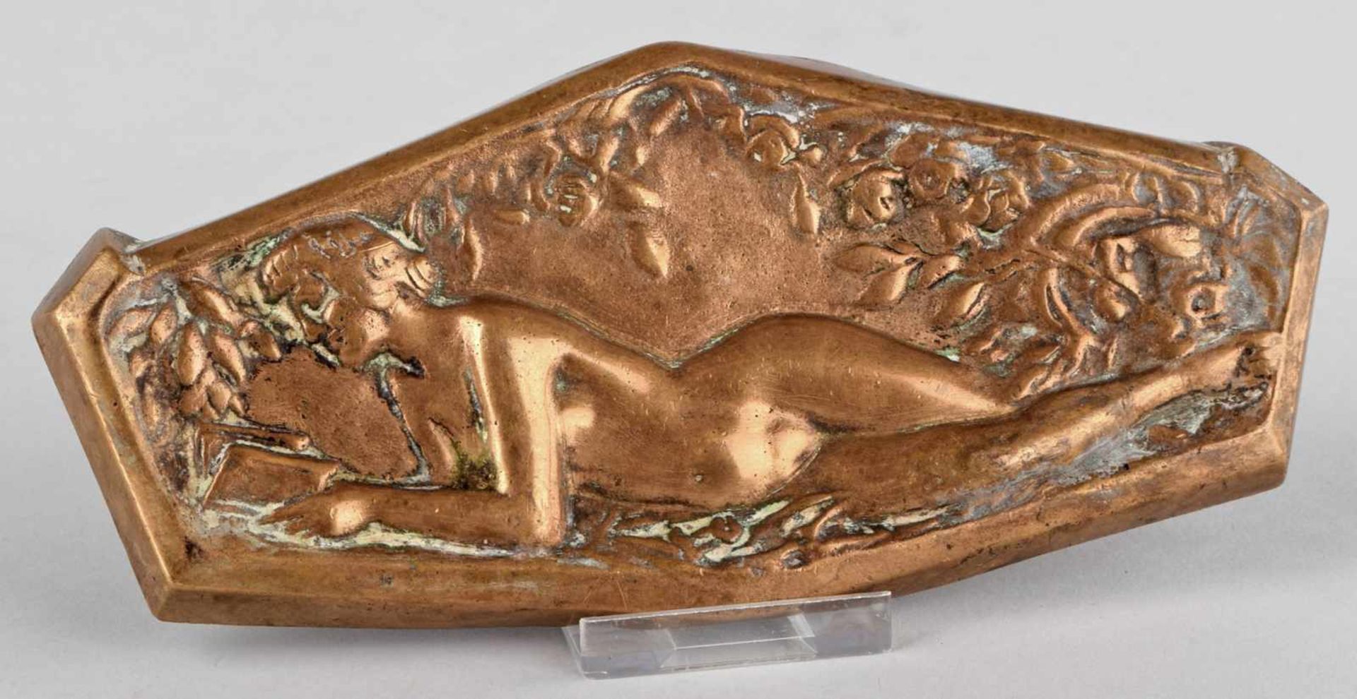 Jugendstil-Visitenkartenschale Bronze, goldfarben patiniert, längliche Form sechseckig konturiert, - Bild 2 aus 2