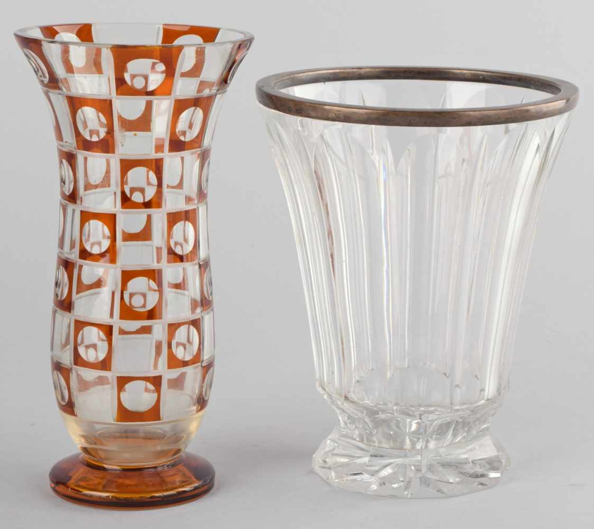 Zwei Trichtervasen farblose Art déco-Vase, geometrischer Schliffdekor partiell goldbraun gebeizt, - Bild 2 aus 2