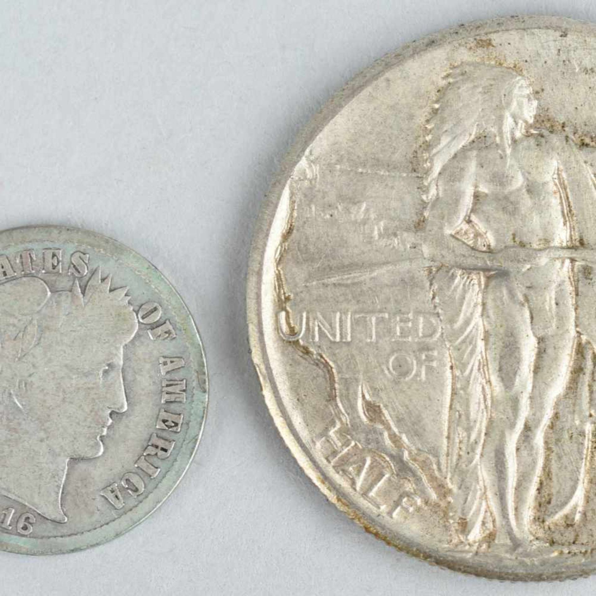 Paar Silbermünzen USA 1916 / 1926 1 x Half-Dollar, av. stehender Indianer mit Bogen, rv. Siedler mit