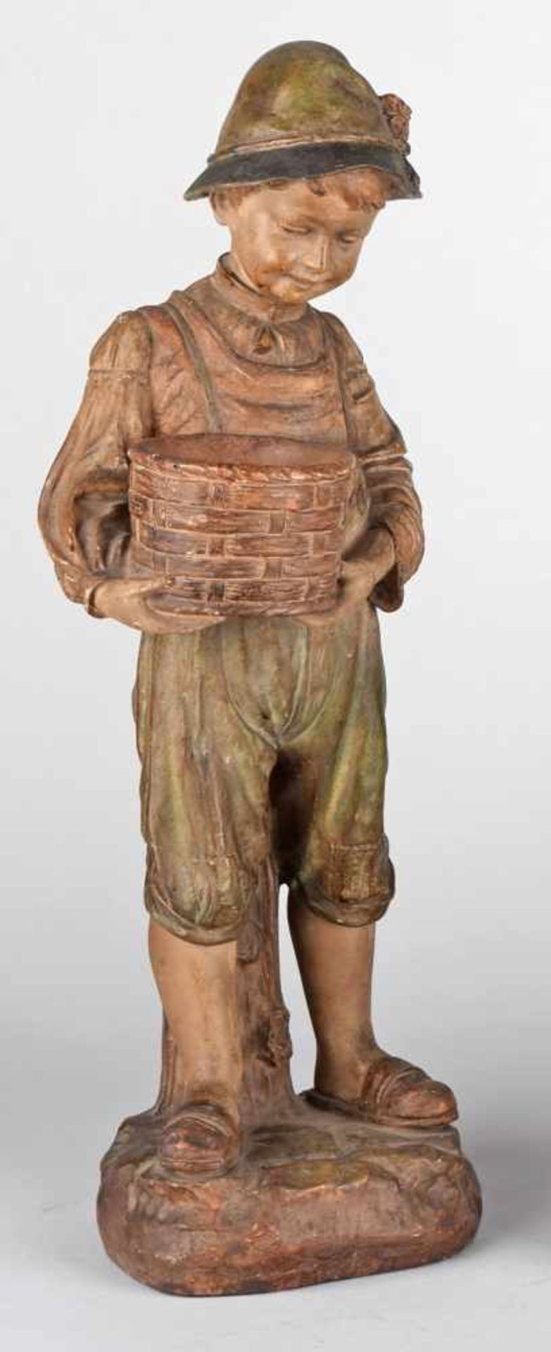 Kinderfigur helle Keramikmasse, vollplastische Standfigur eines Jungen in bäuerlicher Tracht mit - Bild 2 aus 3