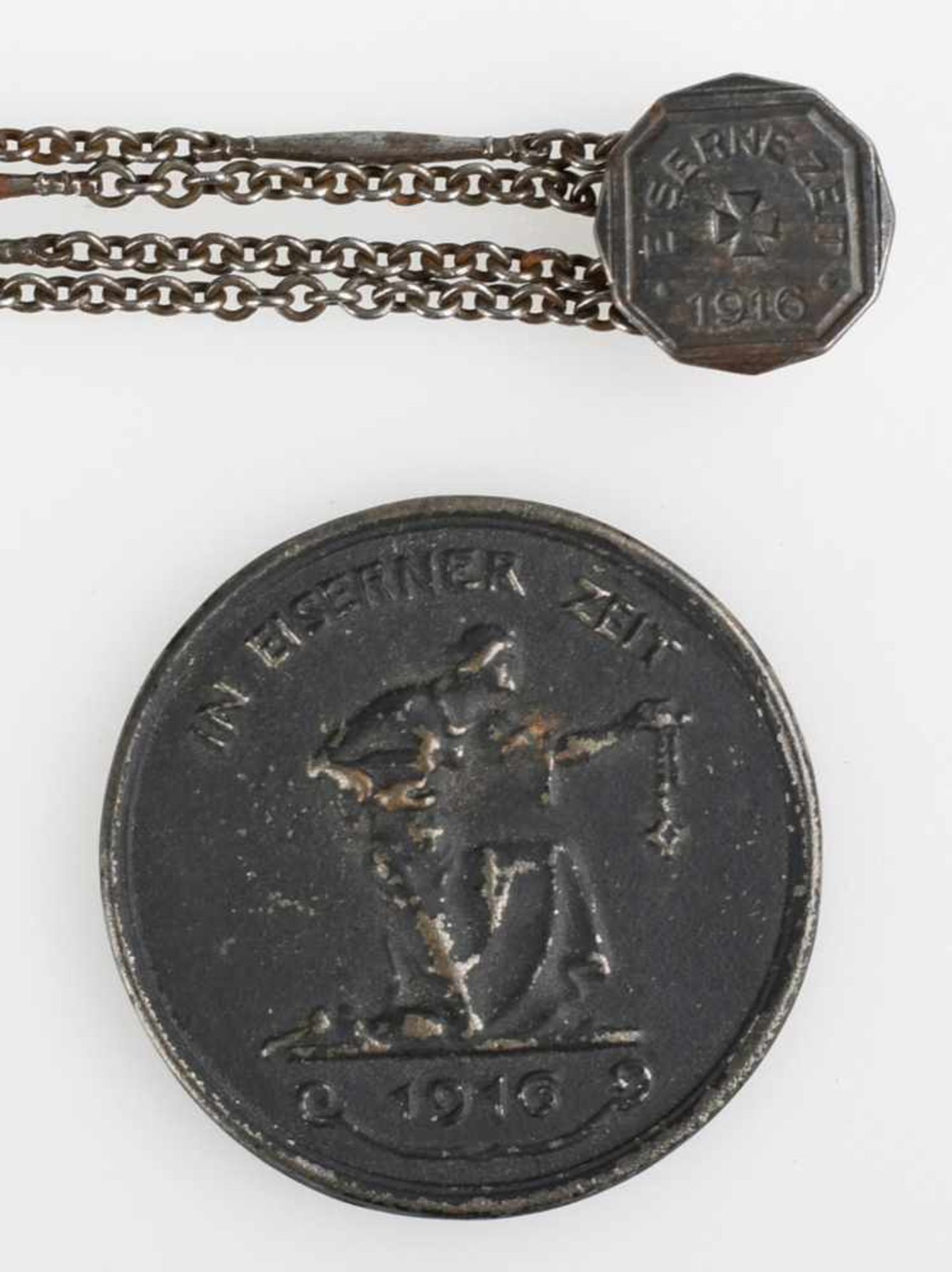 Medaille und Kette I. WK 1 x Medaille "In Eiserner Zeit 1916 - Gold gab ich zur Wehr. Eisen nahm ich - Bild 2 aus 3