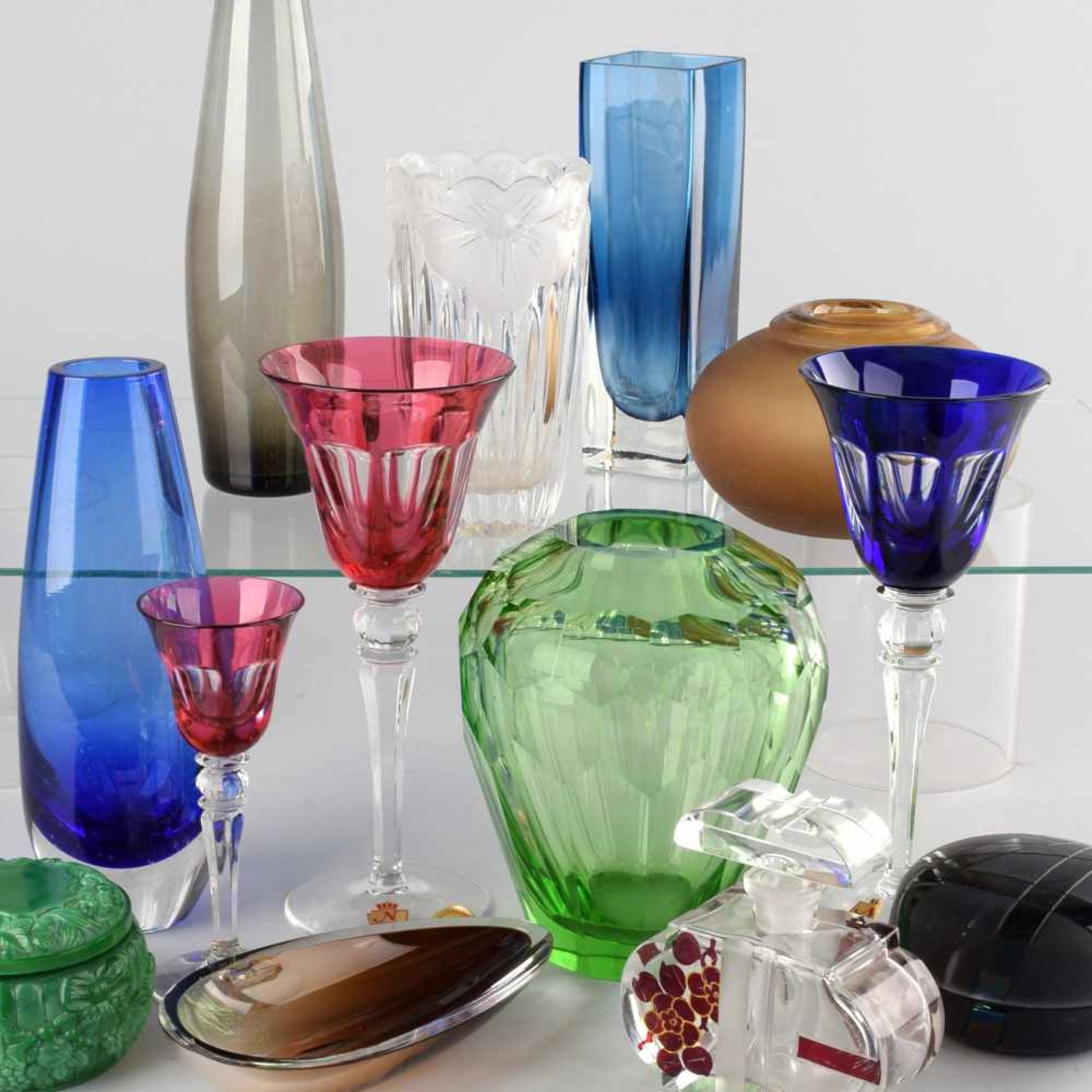 Konvolut dekoratives Glas 14 Teile, bestehend aus: 6 Vasen, 2 runden Deckeldosen (darunter
