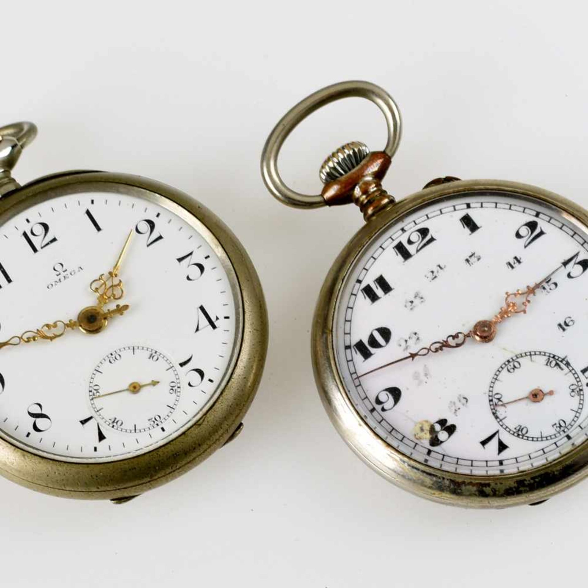 Paar Herrentaschenuhren 1 x bez. "Omega", Handaufzug (ungeprüft), Stunde, Minute und kleine Sekunde,