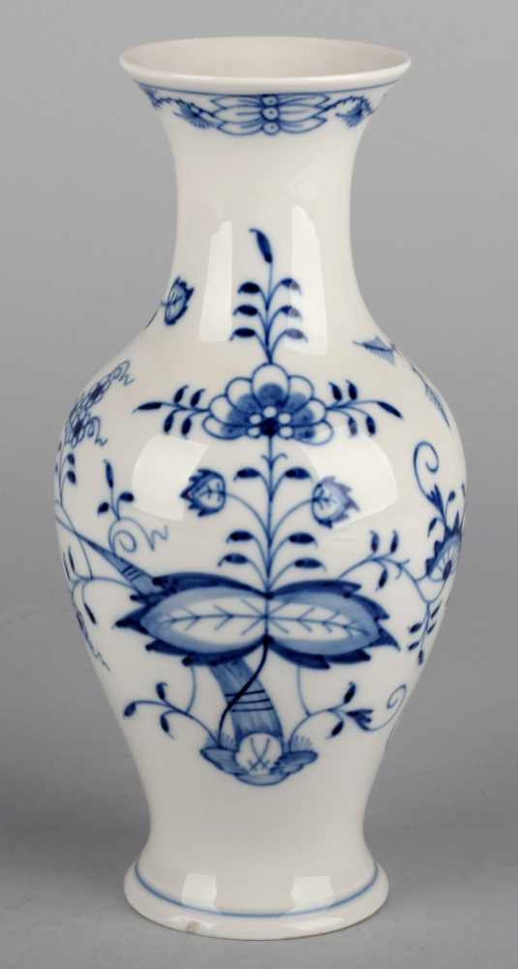 Vase Manufaktur Meissen, Schwerter unterglasurblau, 4 Durchschliffe, balusterförmig, in - Bild 2 aus 2
