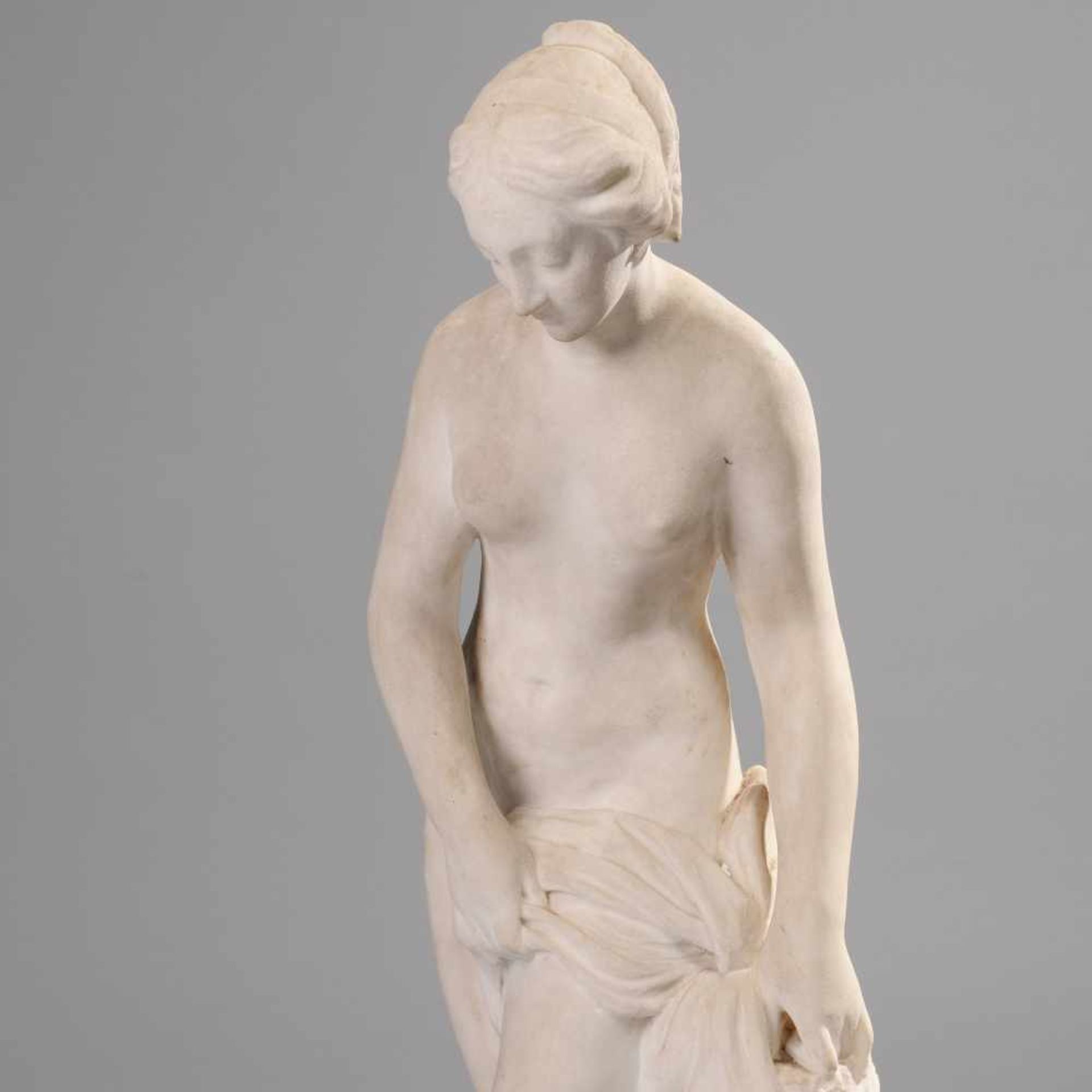 "Badende Venus" Marmor, vollrund gearbeitet, nach Étienne Maurice Falconet (1716 Paris - 1991 ebd.), - Bild 5 aus 6