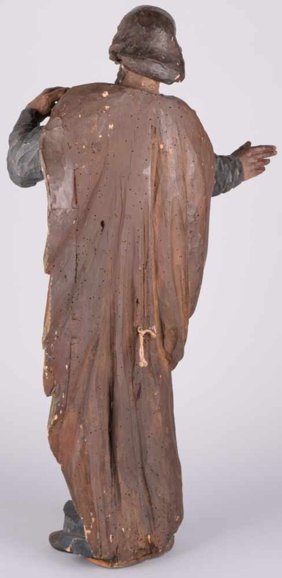 Heiligenfigur Lindenholz, vollplastisch geschnitzt und farbig gefasst, bärtiger Heiliger im langen - Bild 3 aus 3