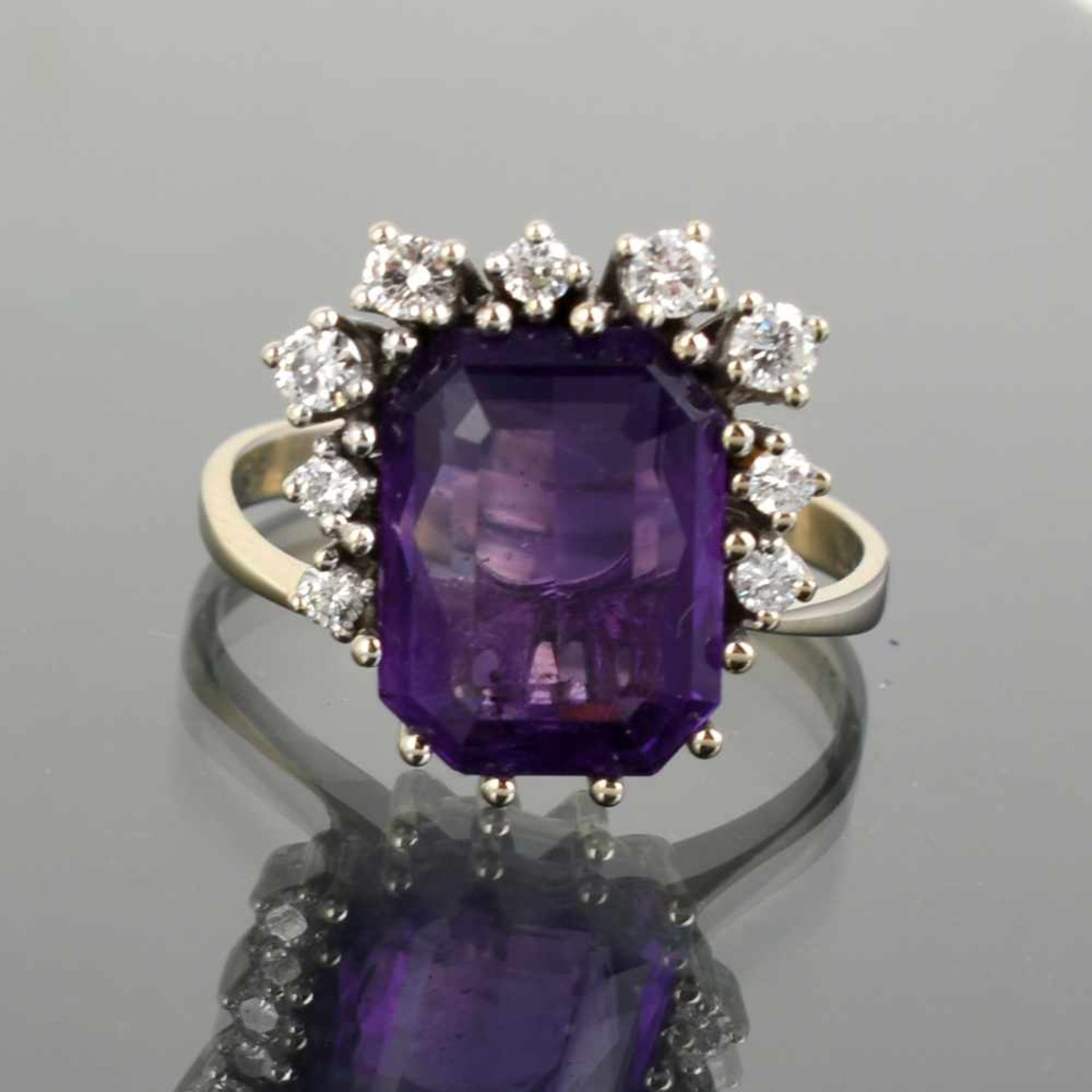 Amethyst-Brillantring WG 585, lebhaft violetter Amethyst (ca. 4,30 ct) in facettierter - Bild 2 aus 2