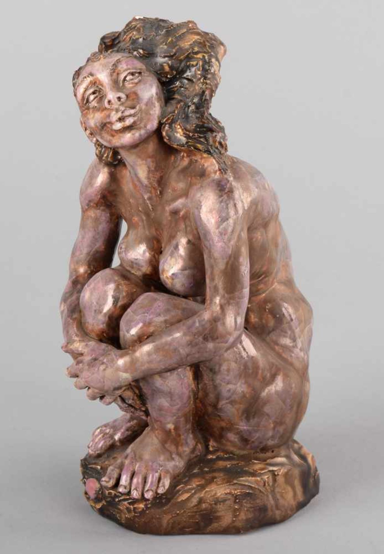 Jung, Anni (1938 Warschau - tätig in Meißen) Steinzeug handgeformt, hockender weiblicher Akt, - Bild 2 aus 2