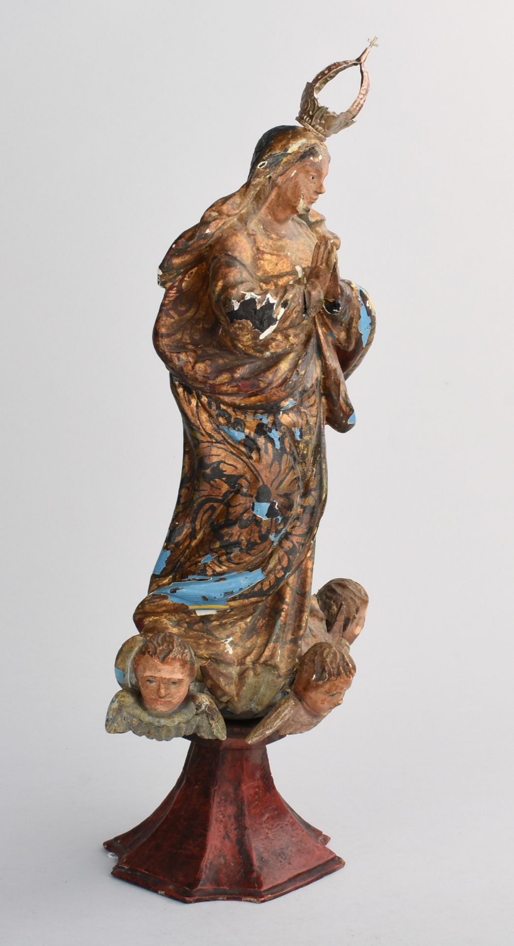 Mondsichelmadonna Holz, auf sich verjüngendem rot gefasstem Standfuß betende Madonna mit Glasaugen - Bild 3 aus 5