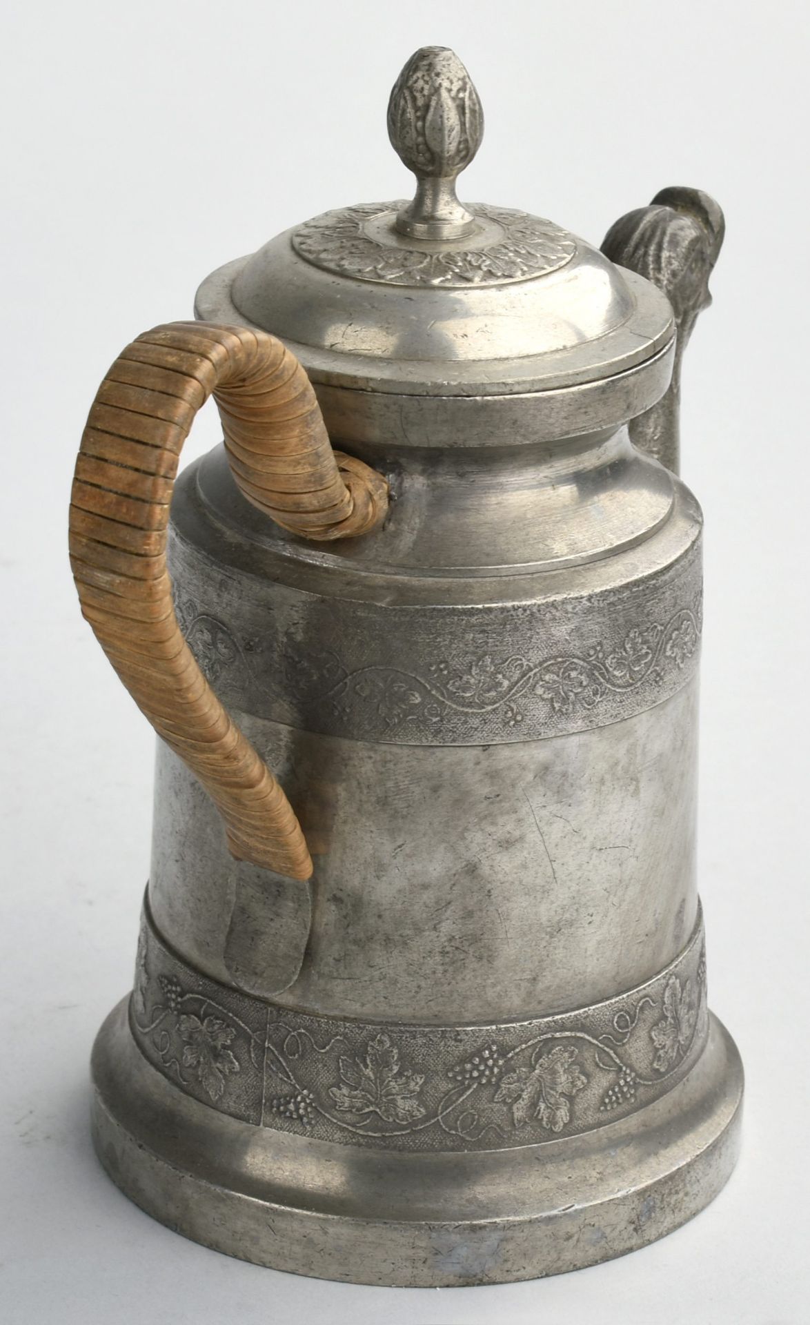 Kleine Empire-Kanne ungemarkt, über leicht ausgestelltem Fuß konischer Korpus, umlaufendes - Bild 3 aus 3