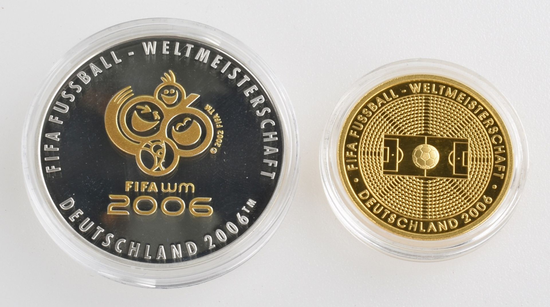 Goldmünzenset zur FIFA-WM 2006 1 x 100 Euro in Gold, 999/1000, 1/2 oz (15,55 g), D ca. 28 mm, av. - Image 2 of 4