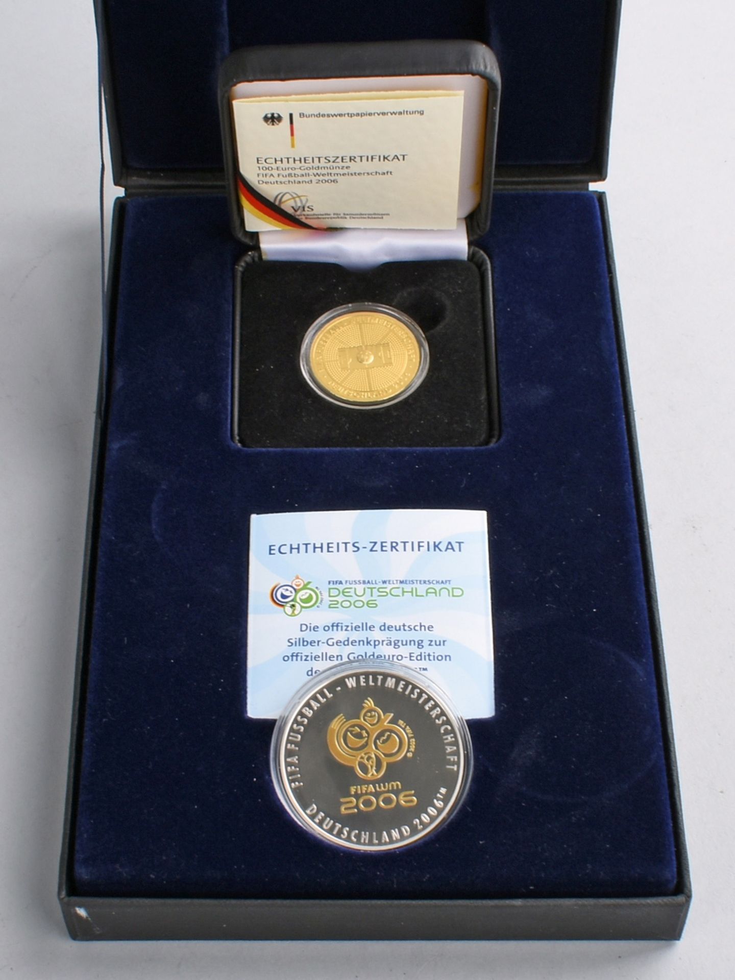 Goldmünzenset zur FIFA-WM 2006 1 x 100 Euro in Gold, 999/1000, 1/2 oz (15,55 g), D ca. 28 mm, av. - Bild 4 aus 4