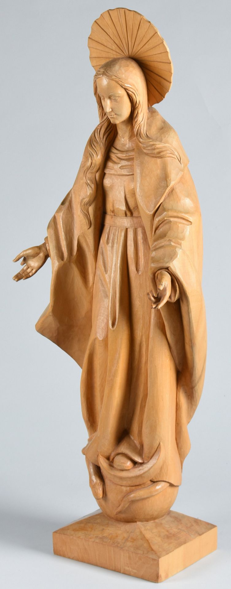 Große Maria Immaculata Lindenholz vollplastisch geschnitzt, Gottesmutter im faltenreichen Gewand, - Bild 2 aus 2