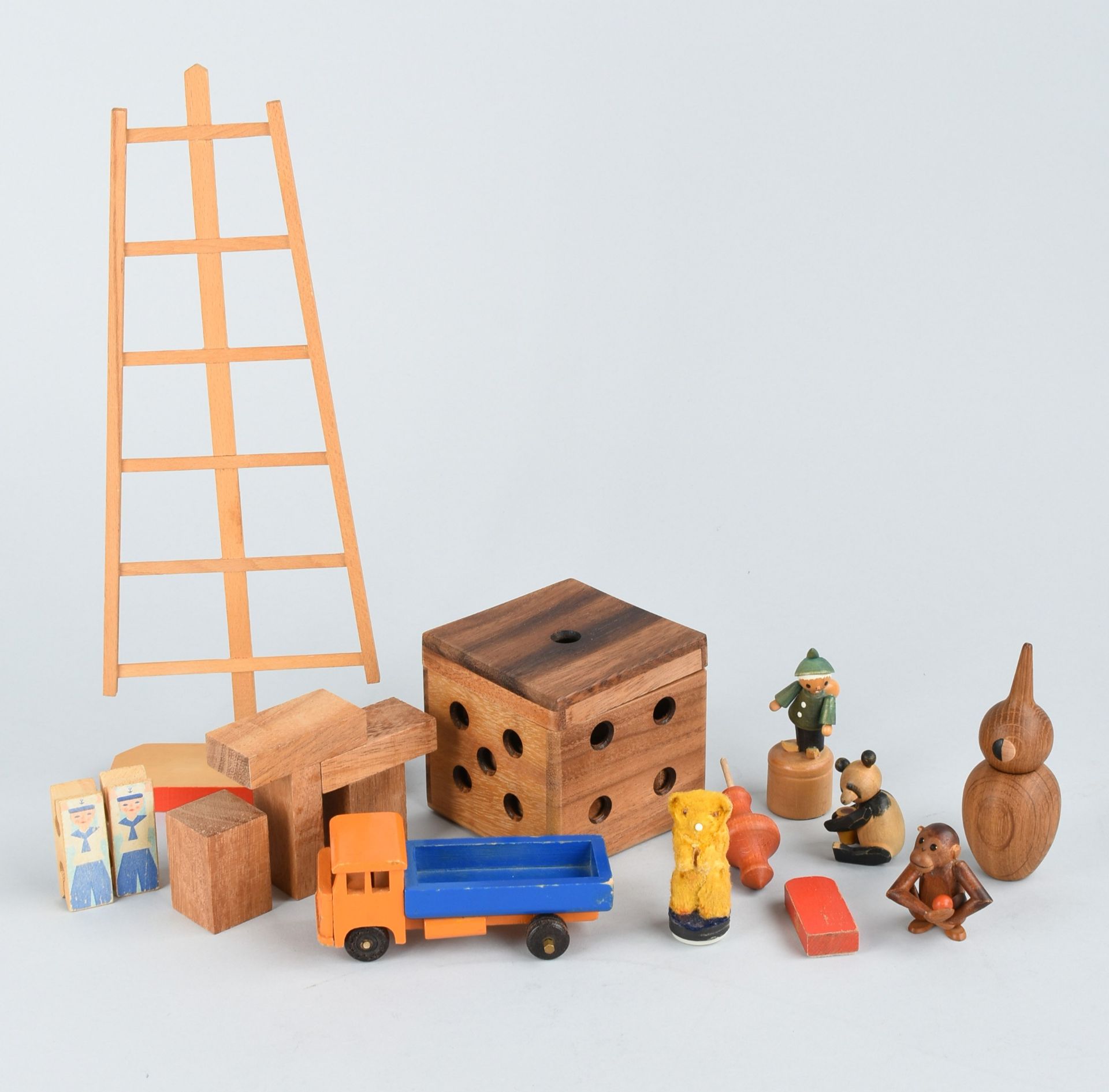 Konvolut erzgebirgisches Spielzeug Seiffen, Holz, tlw. farbig gestaltet, dabei - Bild 2 aus 2
