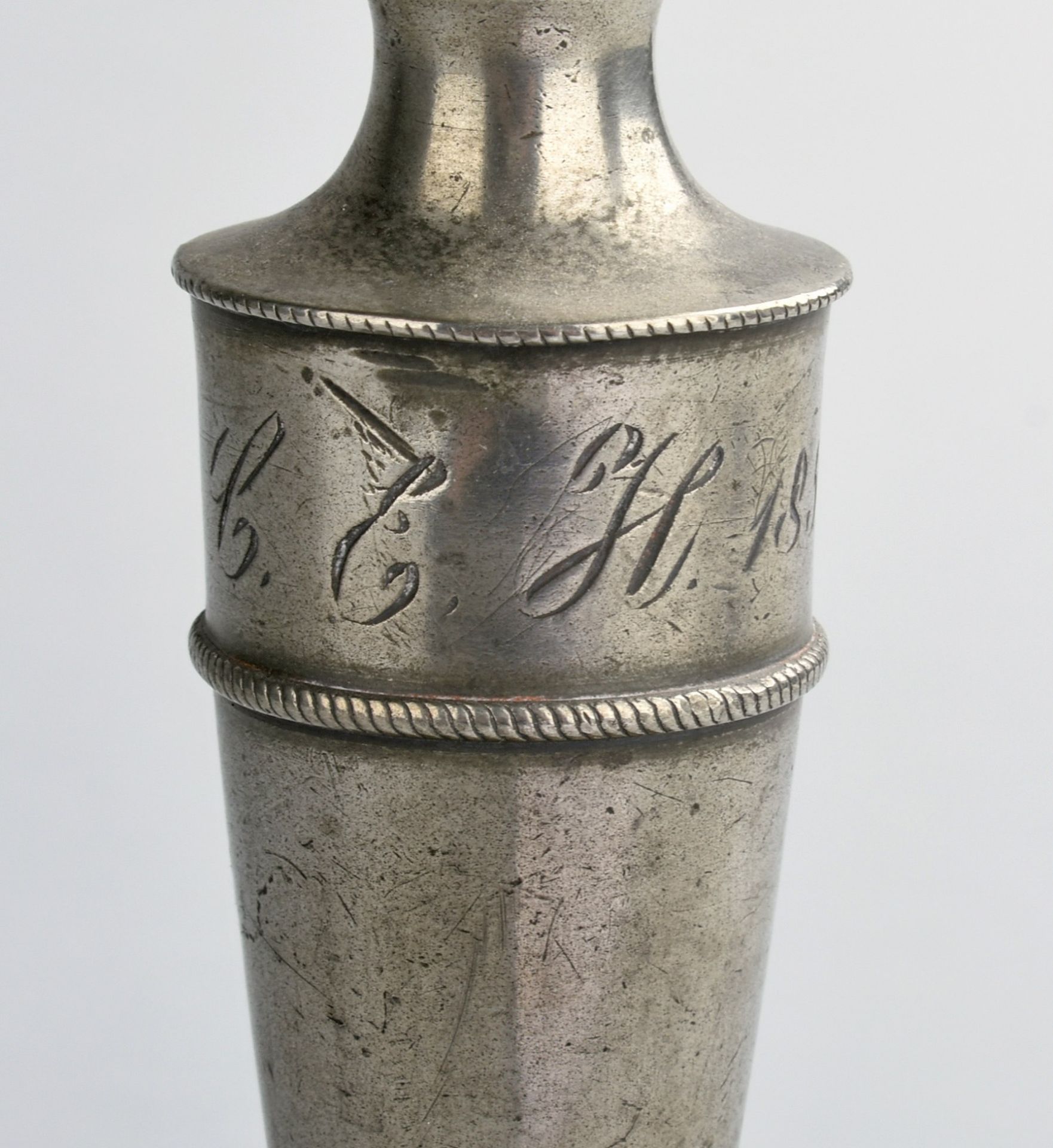 Öllampe über breiter Schale langgestreckter vasenförmiger Schaft mit geschwungenem Bandgriff, am - Bild 3 aus 3