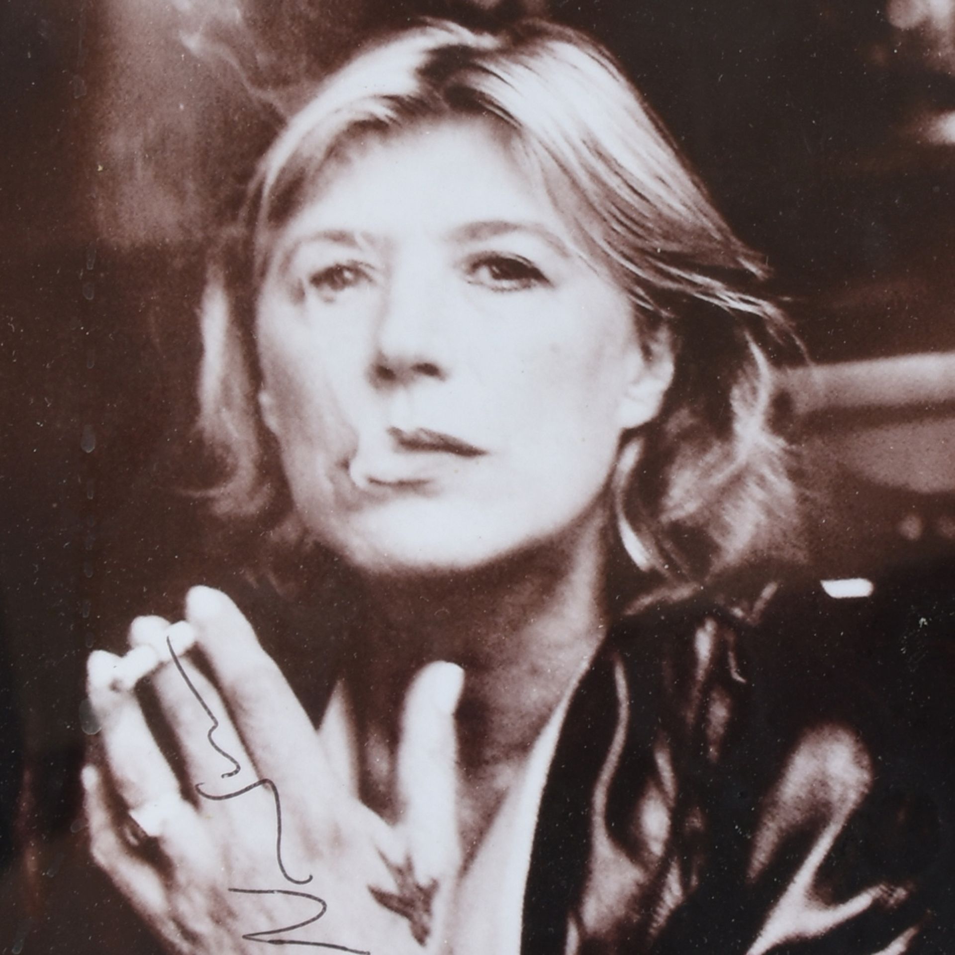 Newton, Helmut ? Fotoabzug, schwarz-weiß, Frau mit offenen Haaren und Zigarette, im Bild signiert,