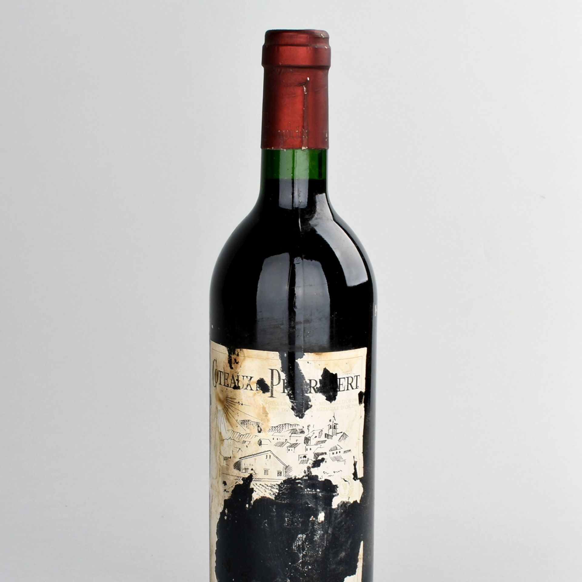 Flasche Rotwein Coteaux de Pierrevert, Frankreich, ungeöffnet, stärkere Altersspuren