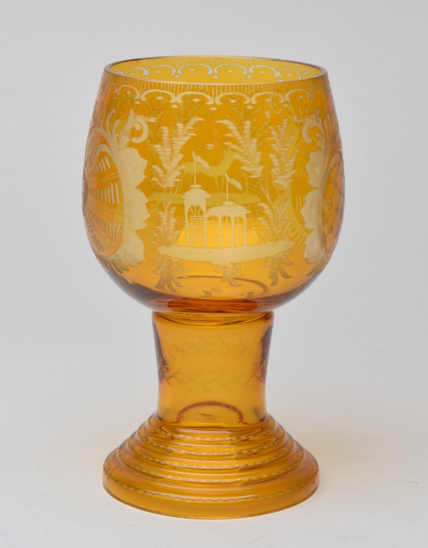 Pokal farbloses Glas goldgelb gebeizt, über getrepptem Hohlfuß breiter Zylinderschaft, gebauchte - Bild 3 aus 3
