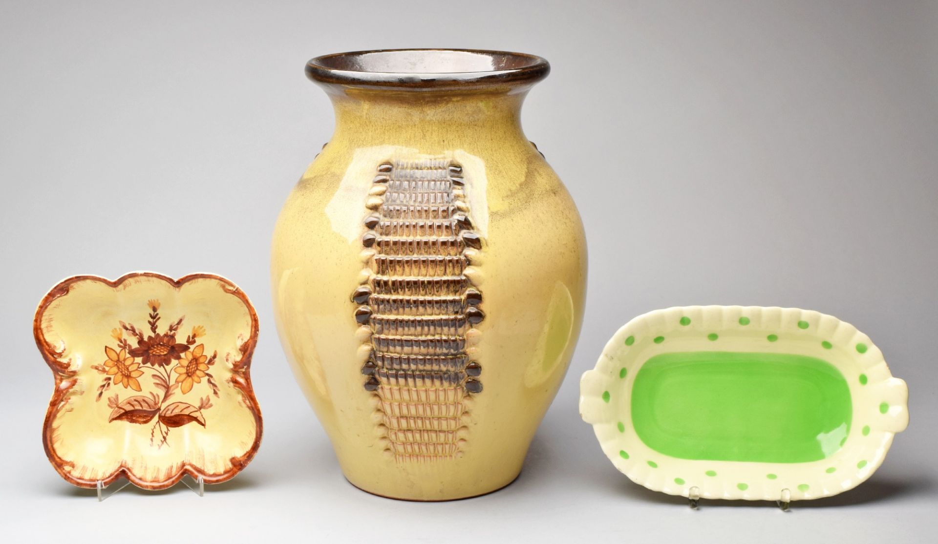 Große Vase und zwei Schalen ungemarkt, gebauchte Bodenvase mit dreifacher bänderartiger Struktur, - Bild 2 aus 2