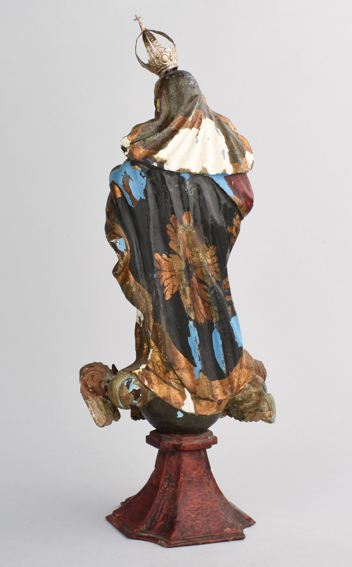 Mondsichelmadonna Holz, auf sich verjüngendem rot gefasstem Standfuß betende Madonna mit Glasaugen - Bild 5 aus 5