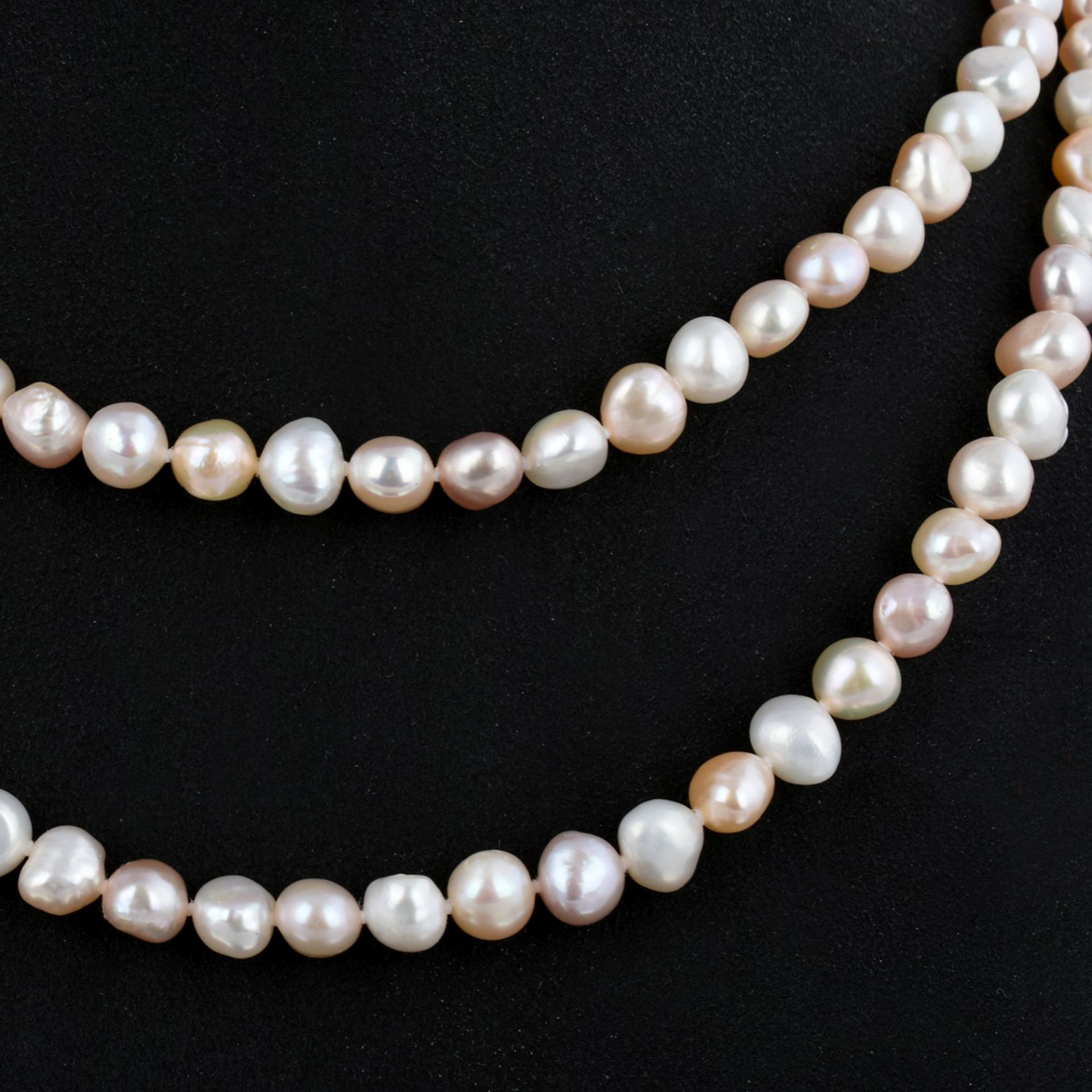 Perlenkette große Anzahl Zuchtperlen in Weiß sowie in pastelligem Rosé und Apricot einsträngig zu