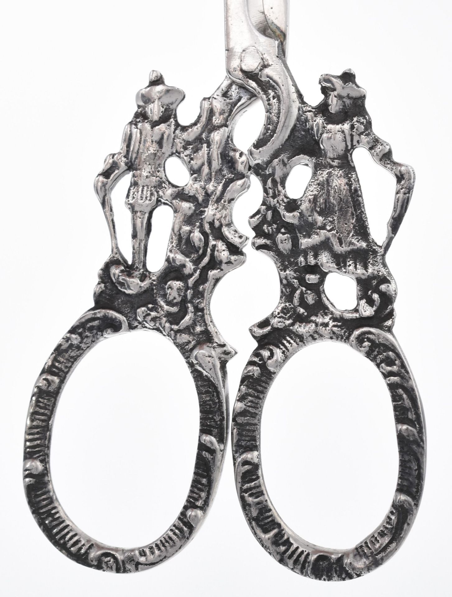 Schere Silber 800, auf den floral verzierten Griffen je stehende Frauen- bzw. Männerdarstellung - Bild 3 aus 3