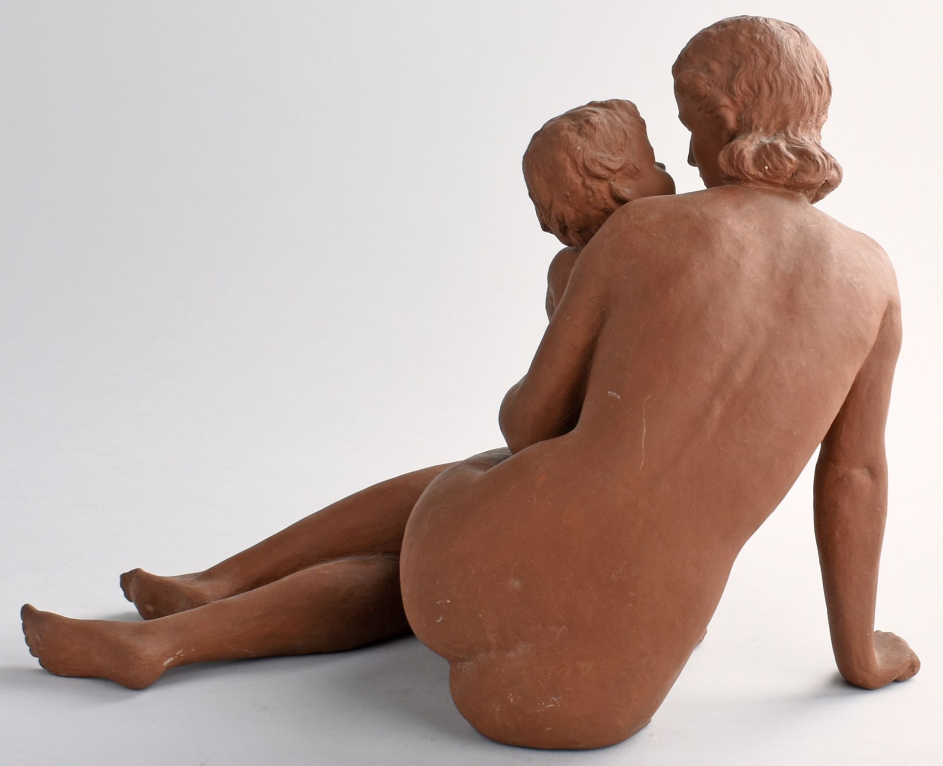 Frauenakt mit Kleinkind Keramik, dunkelbraun glasiert, seitlich sitzende Mutter mit vor ihr - Bild 4 aus 5