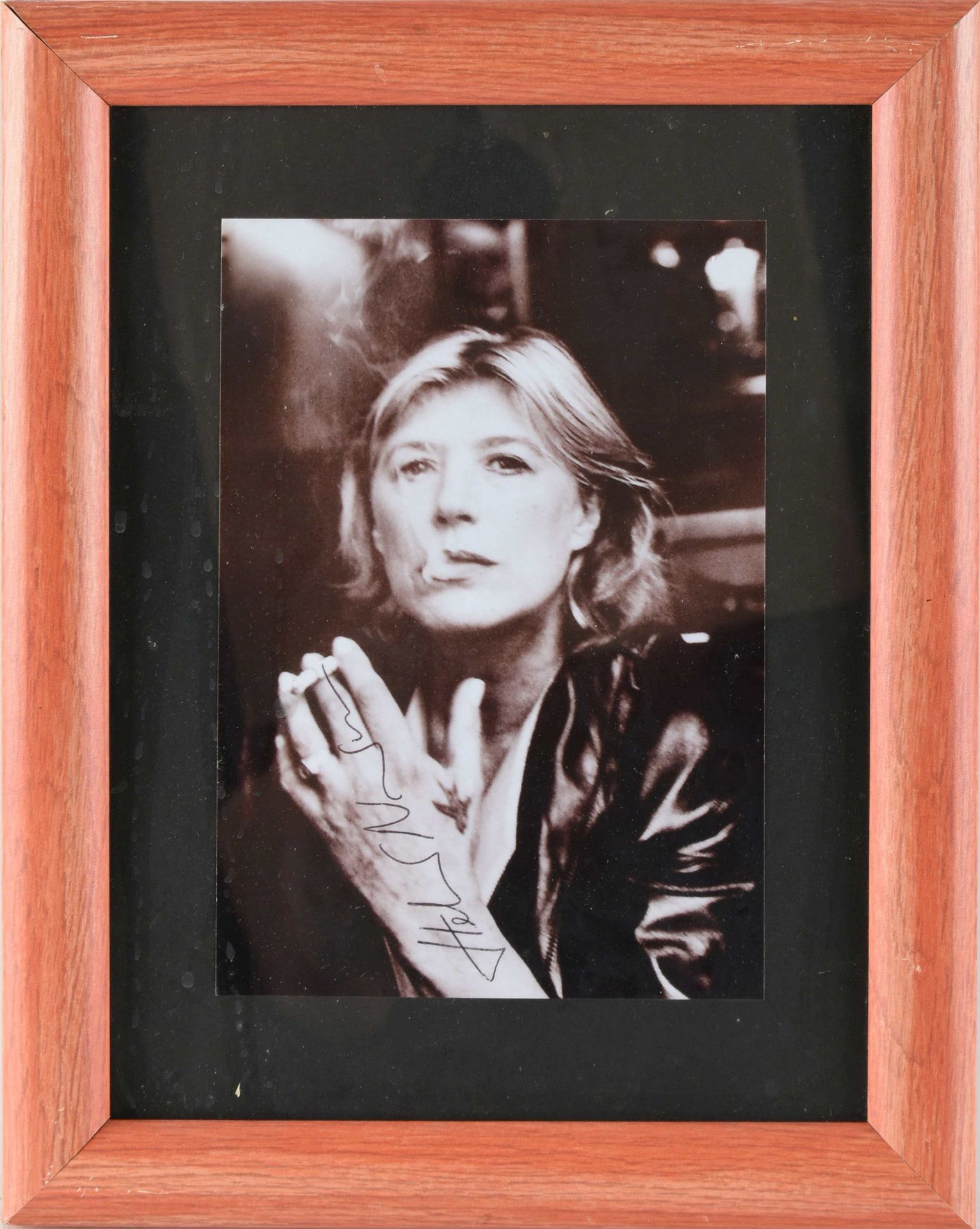 Newton, Helmut ? Fotoabzug, schwarz-weiß, Frau mit offenen Haaren und Zigarette, im Bild signiert, - Image 3 of 3