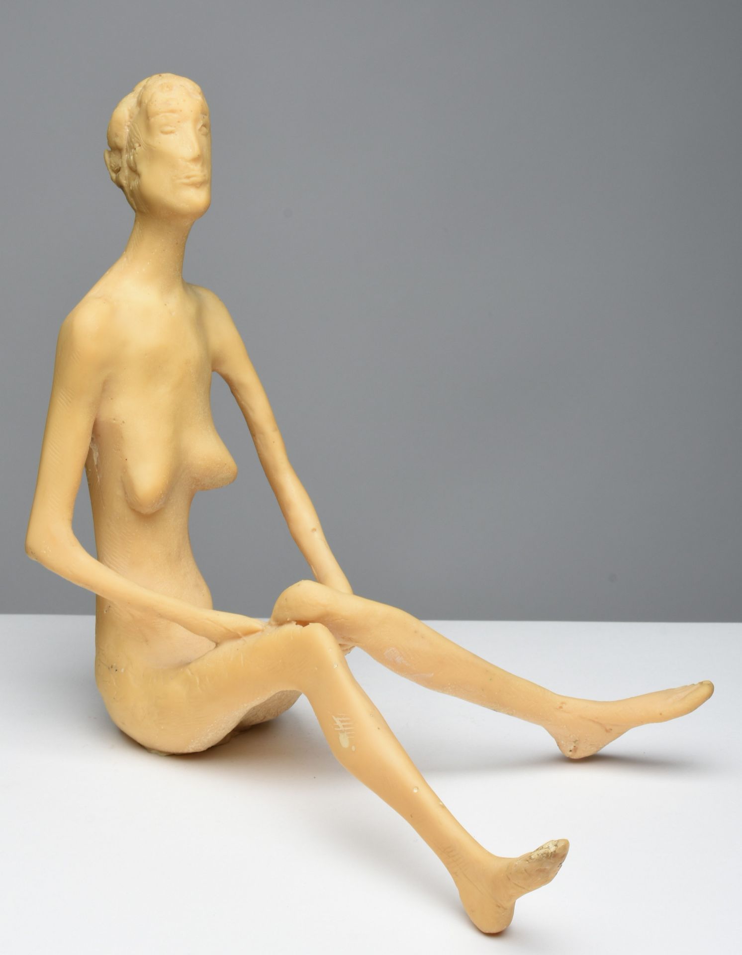 Weiblicher Akt Masse, in sitzender Pose mit leicht aufgestellten Beinen, gestreckter Körperbau, H - Bild 2 aus 2