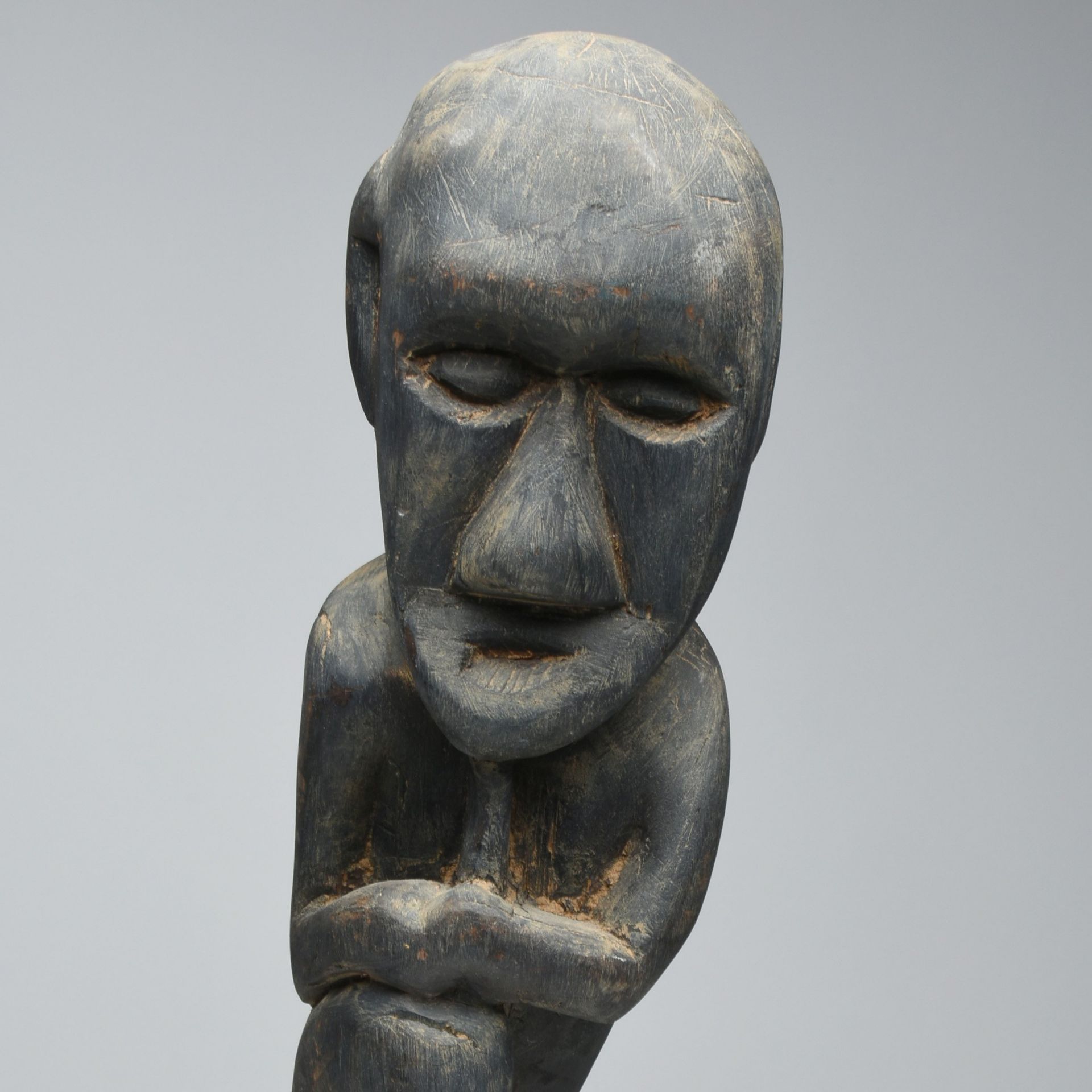 Afrikanische Schnitzerei Holz, sitzende Figur, die Hände auf ein Knie gestützt, Altersspuren, H