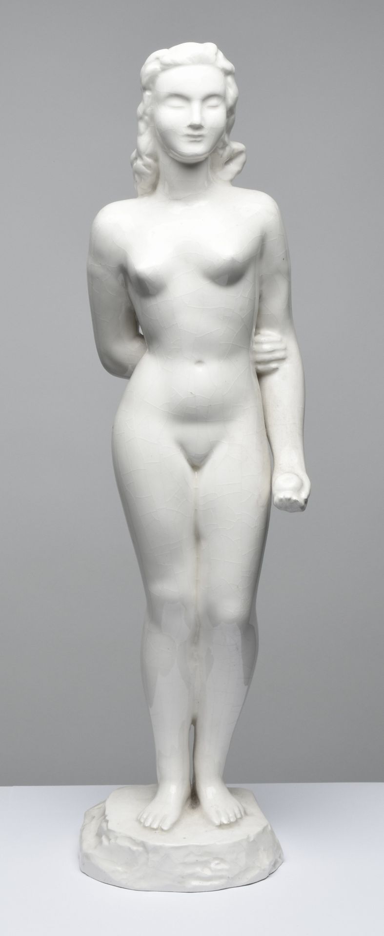 Weibliche Plastik Keramik, in Weiß glasiert, vollplastischer Damenakt als Standbild, in der linken - Image 2 of 2