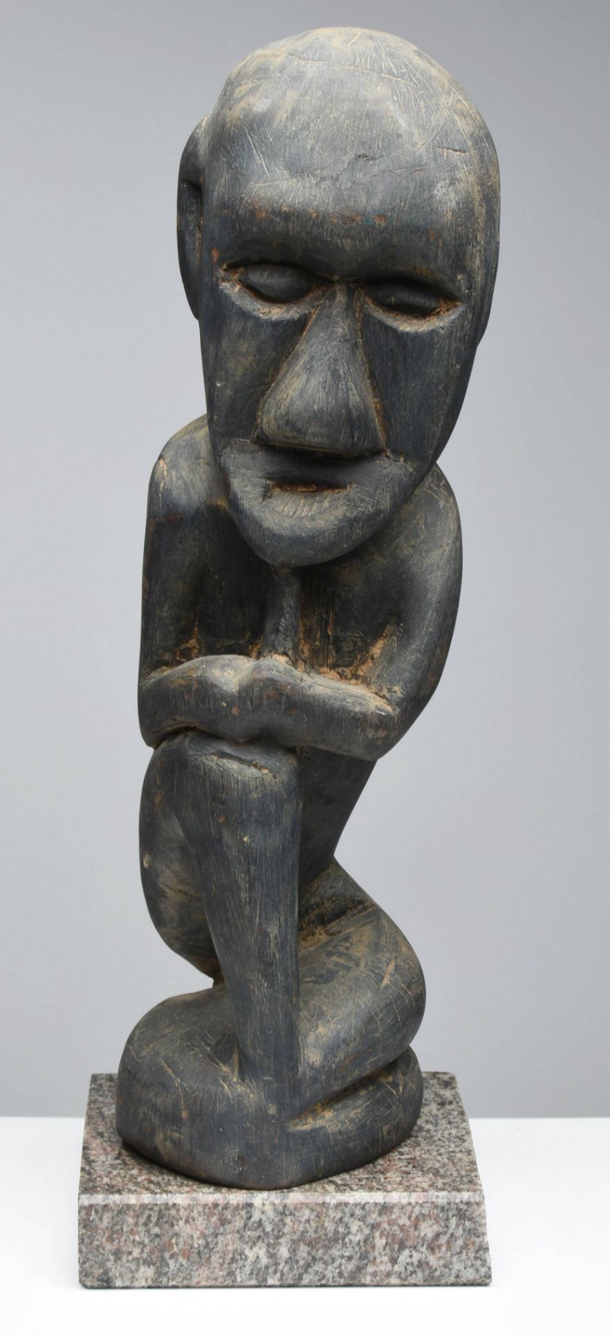 Afrikanische Schnitzerei Holz, sitzende Figur, die Hände auf ein Knie gestützt, Altersspuren, H - Bild 2 aus 2