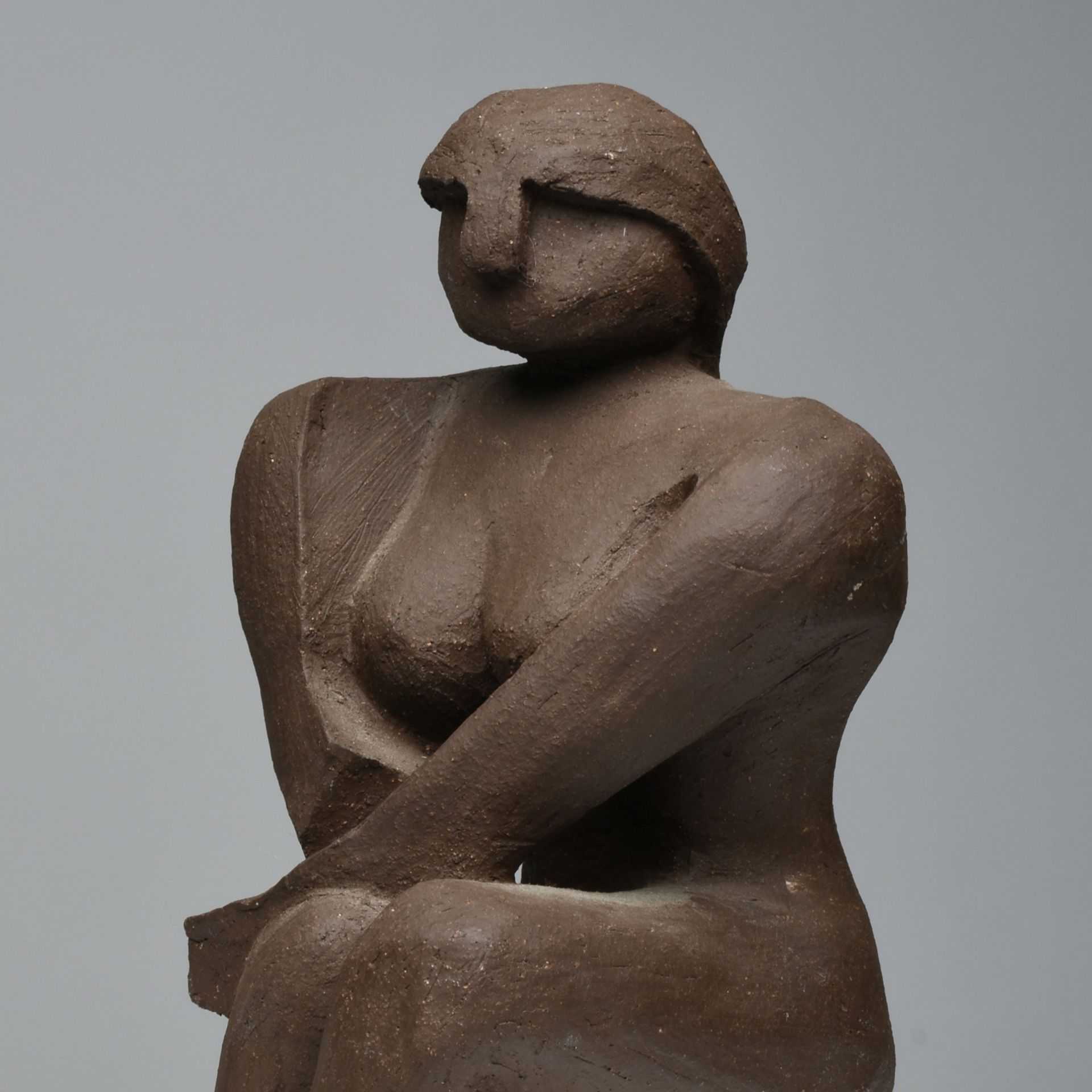 Sitzender Akt Keramik, dunkelbraun glasiert, abstrahierte Aktdarstellung einer sitzenden Frau,