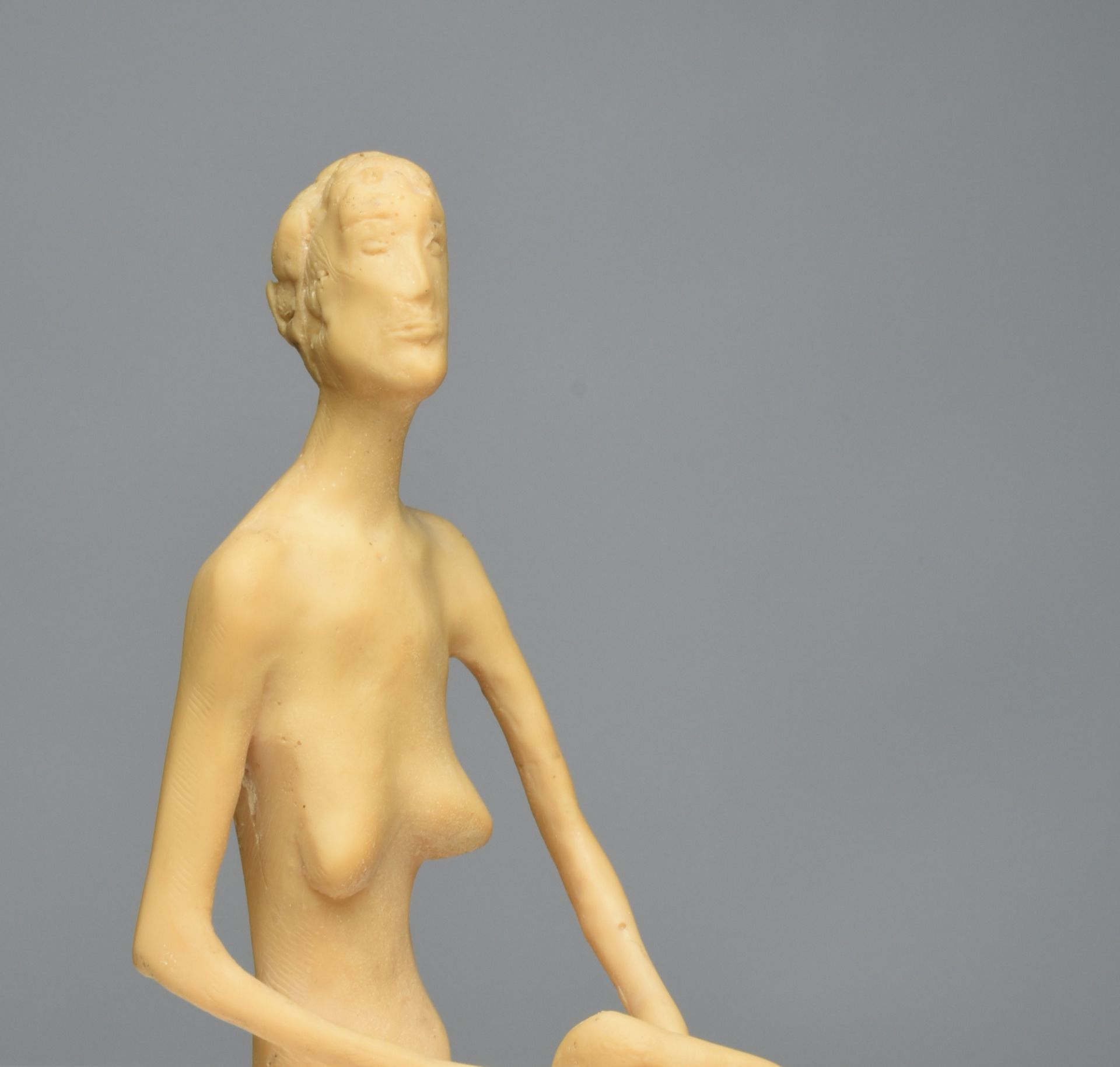 Weiblicher Akt Masse, in sitzender Pose mit leicht aufgestellten Beinen, gestreckter Körperbau, H