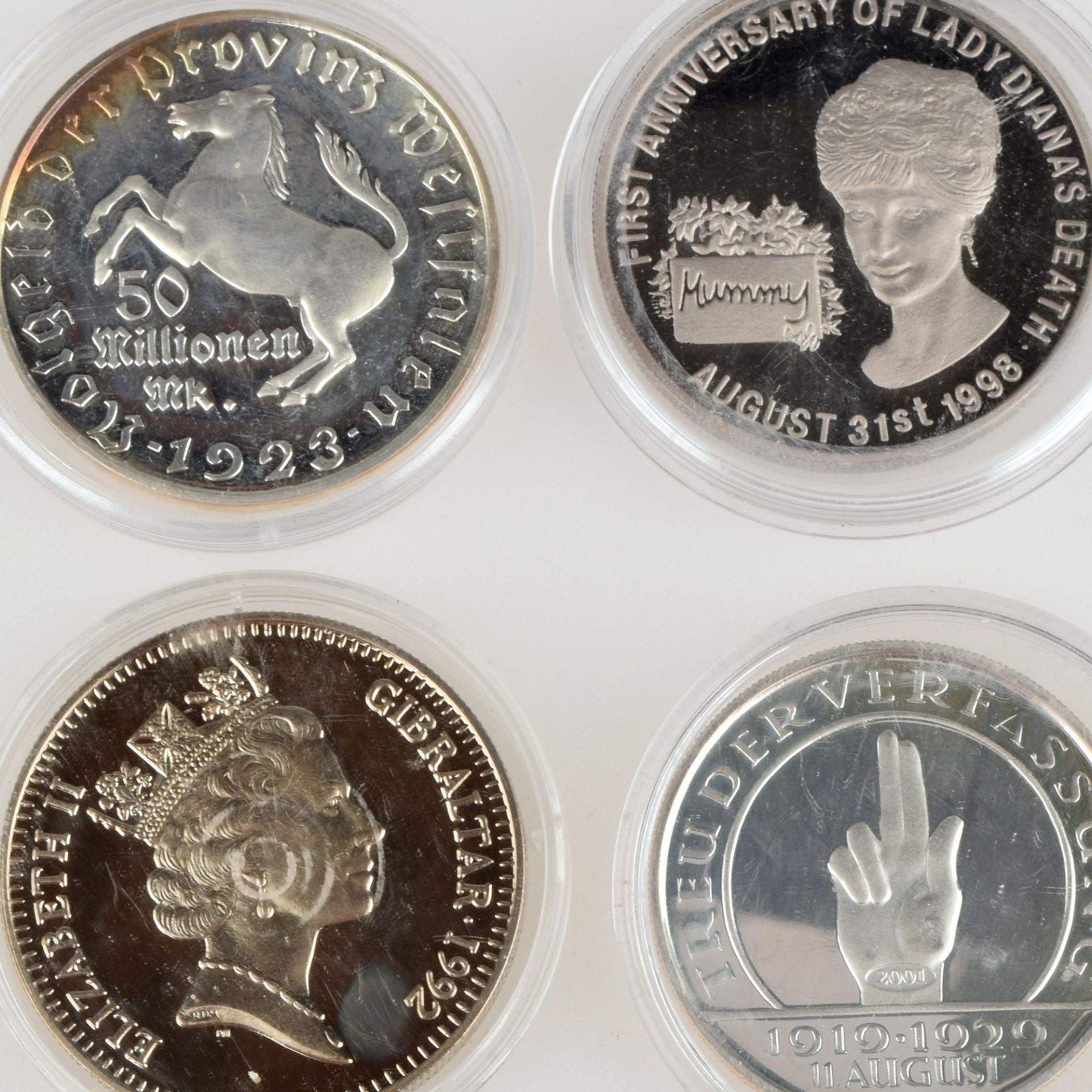 Konvolut Münzen bzw. Gedenkprägungen insg. 4 versch. Ausgaben, 1 x 2 Pfund - 2,8 Ecus Gibraltar