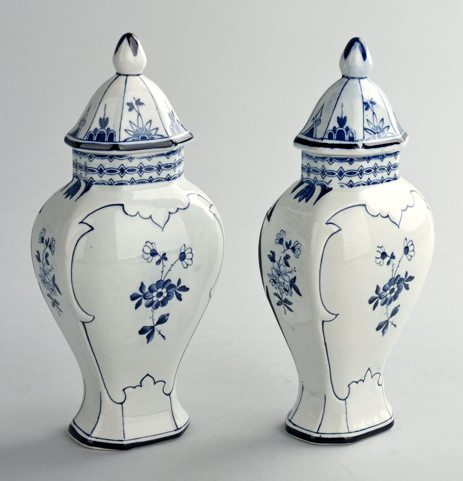 Paar Deckelvasen Delft (Stempelmarke), Fayence, über ausgestelltem Stand zur Schulter hin - Bild 3 aus 3
